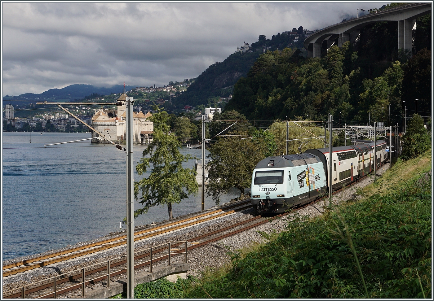 Eine neue Werbelok:  die SBB Re 460 037 LATTESSO  ist mit einen IR 90 nach Birg kurz vor Villeneuve unterwegs, im Hintergrund ist das Château de Chillon zu sehen.

6. September 2024