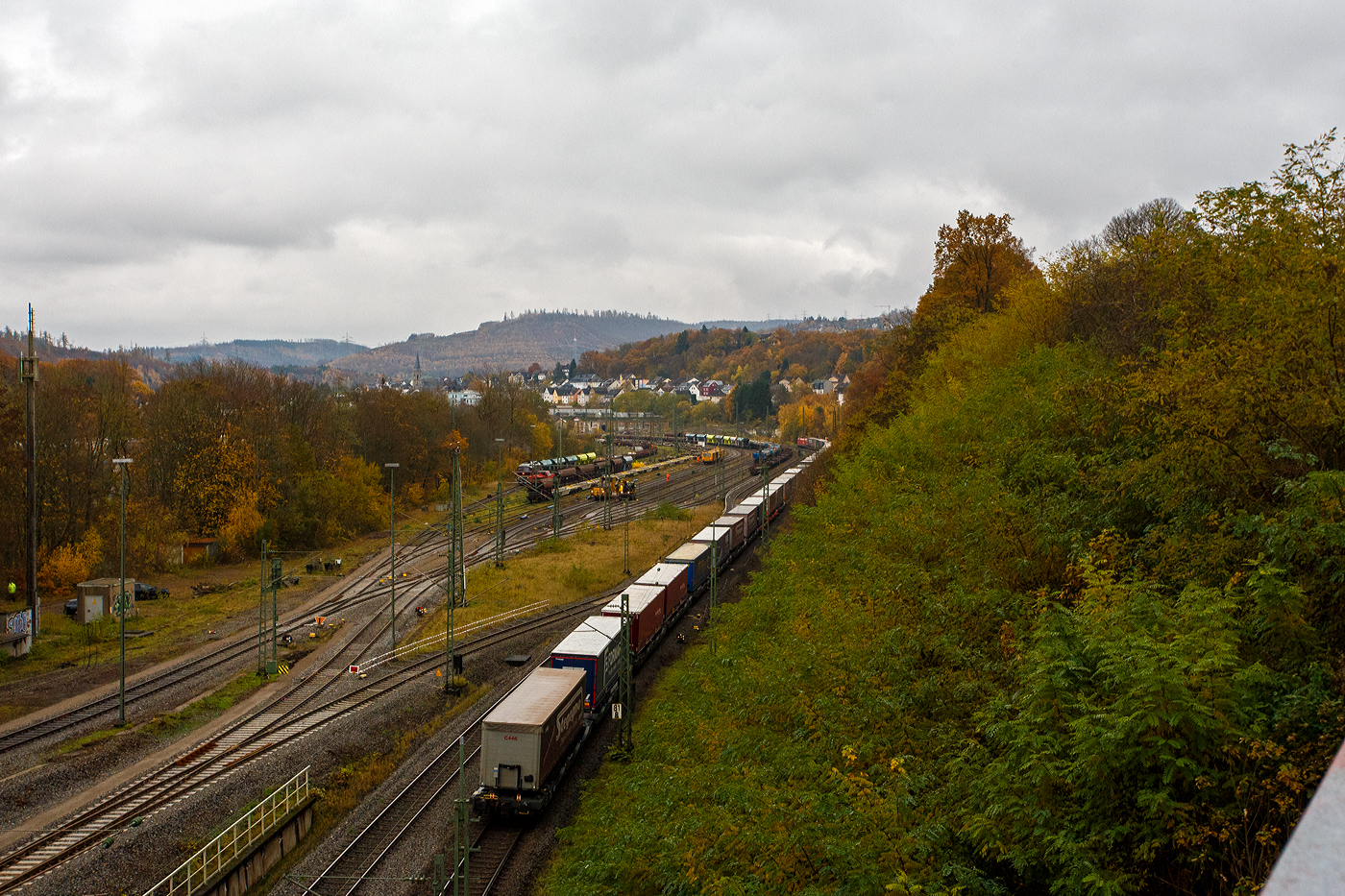 Eine ÖBB Taurus I (ÖBB Reihe 1016 – Siemens ES64U2) fährt am 09 November 2025 mit einem KLV-Zug durch den Bahnhof Betzdorf (Sieg) in Richtung Siegen.

Hinten im Rangierbahnhof (Rbf) werden die Gleise erneuert. 