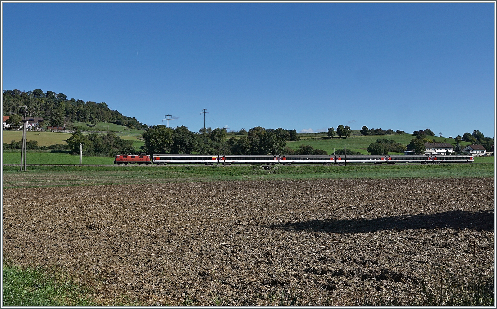 Eine SBB Re 4/4 II mit dem IC 183 von Stuttgartt nach Zürich HB bei Bietingen. 

19. Sept. 2022