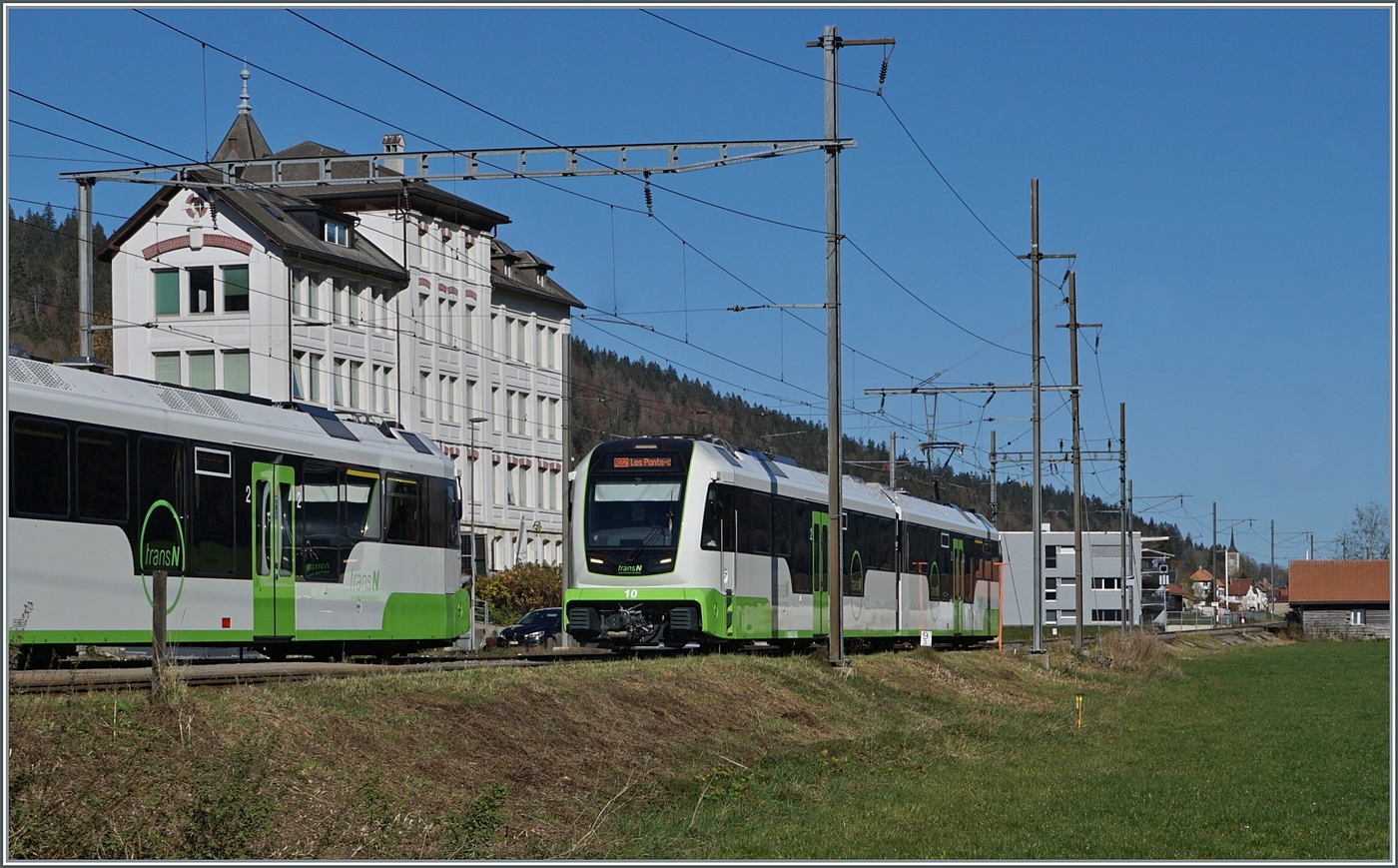 Eine der wohl  berühmtesten  Zugkreuzung in der Schweiz: in La Sange kreuzen sich einmal pro (Werk)-Tag die transN Züge R22 9921 und 9920. Nachdem ich hier im Juni die BDe 4/4 6 und 8 fotografieren konnte, sind nun der transN Abe 4/8 9 auf der Fahrt nach La Chaux de Fonds und der ABe 4/8 N° 10 als Gegenzug nach Les Ponts-de-Martel zu sehen. 
Da die Züge etwas länger sind, war es gar nicht so einfach, ein  gutes  Kreuzungsbild zu bekommen. 


28. Oktober 2024