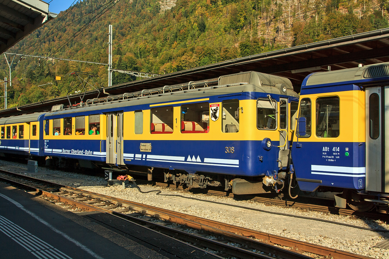 Eingereiht in einen BOB Pendelzug (Interlaken Ost – Grindelwald) am 02.10.2011 im Bahnhof Interlaken Ost, der BOB ABeh 4/4 I 308 „Gsteigwiler“.

Die BOB ABeh 4/4 I sind meterspurige Elektrotriebwagen der Berner Oberland-Bahn (BOB) für gemischten Adhäsions- und Zahnradbetrieb. Sie wurden gemeinschaftlich hergestellt von der Schweizerische Industrie Gesellschaft (SIG), der Schweizerische Lokomotiv- und Maschinenfabrik in Winterthur (SLM) und von Brown, Boveri & Cie. (BBC). 

Nach der Inbetriebnahme der drei Triebwagen ABDeh 4/4 (301 – 303) im Jahre 1949 konnten die Fahrleistungen erheblich erhöht werden. Da man mit drei Triebwagen allerdings nur die Hälfte der Leistung übernehmen konnte, kamen die Lokomotiven HGe 3/3 21 bis 29 weiterhin zum Einsatz, die jedoch den Nachteil einer deutlich niedrigeren Maximalgeschwindigkeit hatten. Aus Kostengründen war eine weitere Aufstockung des Triebwagenbestandes nicht möglich.

Mitte 1958 trat ein neues Schweizer Eisenbahngesetz in Kraft, welches finanzielle Hilfe der Kantone und des Bundes ermöglichte. Mit dieser finanziellen Verbesserung machten sich die BOB sofort an die Entwicklung und Planung eines passenden Fahrzeugs. Im Jahre 1965 wurden zunächst die fünf Triebwagen 304 bis 308 geliefert, was ausreichte um zusammen mit den drei ABDeh 4/4 den gesamten Betrieb mit Triebwagen zu übernehmen, die Lokomotiven wurden im Normalbetrieb nicht mehr benötigt. Im Jahre 1979 wurden zwei weitere baugleiche Triebwagen, die 309 und 310 abgeliefert, wobei der Triebwagen 309 im Jahre 1999 an die Bayerische Zugspitzbahn verkauft wurde.

Beim ABeh 4/4 I wurde auf ein Gepäckabteil verzichtet, um ein größeres erste Klasse Abteil einbauen zu können. Ebenfalls wurde auf den Einbau einer Rekuperationsbremse verzichtet, da diese bei den älteren Triebwagen nie richtig funktionierte und ausgebaut werden musste. Als wesentliche Neuerung konnte der abkuppelbare Adhäsionsantrieb auf Zahnstangenstrecken angesehen werden. Mit 1.000 kW Leistung waren die neun Triebwagen wesentlich stärker als die alten ABDeh 4/4.

Auf den Zahnrad-Abschnitten kann der Adhäsions-Antrieb von den Motoren abgekuppelt werden. Die Bremsausrüstung des Triebwagens besteht aus einer Widerstandsbremse als Betriebsbremse, einer Adhäsionsklotzbremse auf alle Radsätze mit Zahnradzusatzbremse und einer auf alle vier Triebzahnräder wirkende Zahnradbremse.

Nach der Ablieferung der neuen ABDeh 8/8-Triebzüge von Stadler im Jahr 2017 wurden die ABeh 4/4 I schrittweise aus dem Verkehr gezogen und ausrangiert, bis man sie im Jahr 2018 alle außer 304 und 310 verschrottete.

TECHNISCHE DATEN der  ABeh 4/4 I 304 bis 310
Anzahl gelieferte Fahrzeuge: 7
Hersteller:  SIG, SLM und BBC
Baujahre:  1965 (5 Stück) und 1979 (2 Stück)
Spurweite: 1.000 mm (Meterspur)
Zahnstangensystem: Von Roll, mit der Verzahnungsgeometrie Riggenbach
Achsfolge:  Bo'zz Bo'zz 
Länge über Kupplung: 17.020 mm
Breite: 2.680 mm
Höhe: 3.940 mm
Achsstand im Drehgestell: 3.050 mm
Dienstgewicht: 44 t
Triebraddurchmesser:  778 mm (neu)
Zahnraddurchmesser:  
Dauerleistung:  1.000 kW
Höchstgeschwindigkeit: 70 km/h (Adhäsion) / 30 km/h (Zahnstange)
Zugkraft bei Stundenleistung: 121kN
Anfahrzugkraft: 157 kN
Stromsystem: 1500 V  DC (Gleichstrom)
Sitzplätze 1.Klasse: 12
Sitzplätze 2.Klasse: 32
Kupplungssystem:  GFN (halbautomatische +GF+ Kupplung wie Brünigbahn)