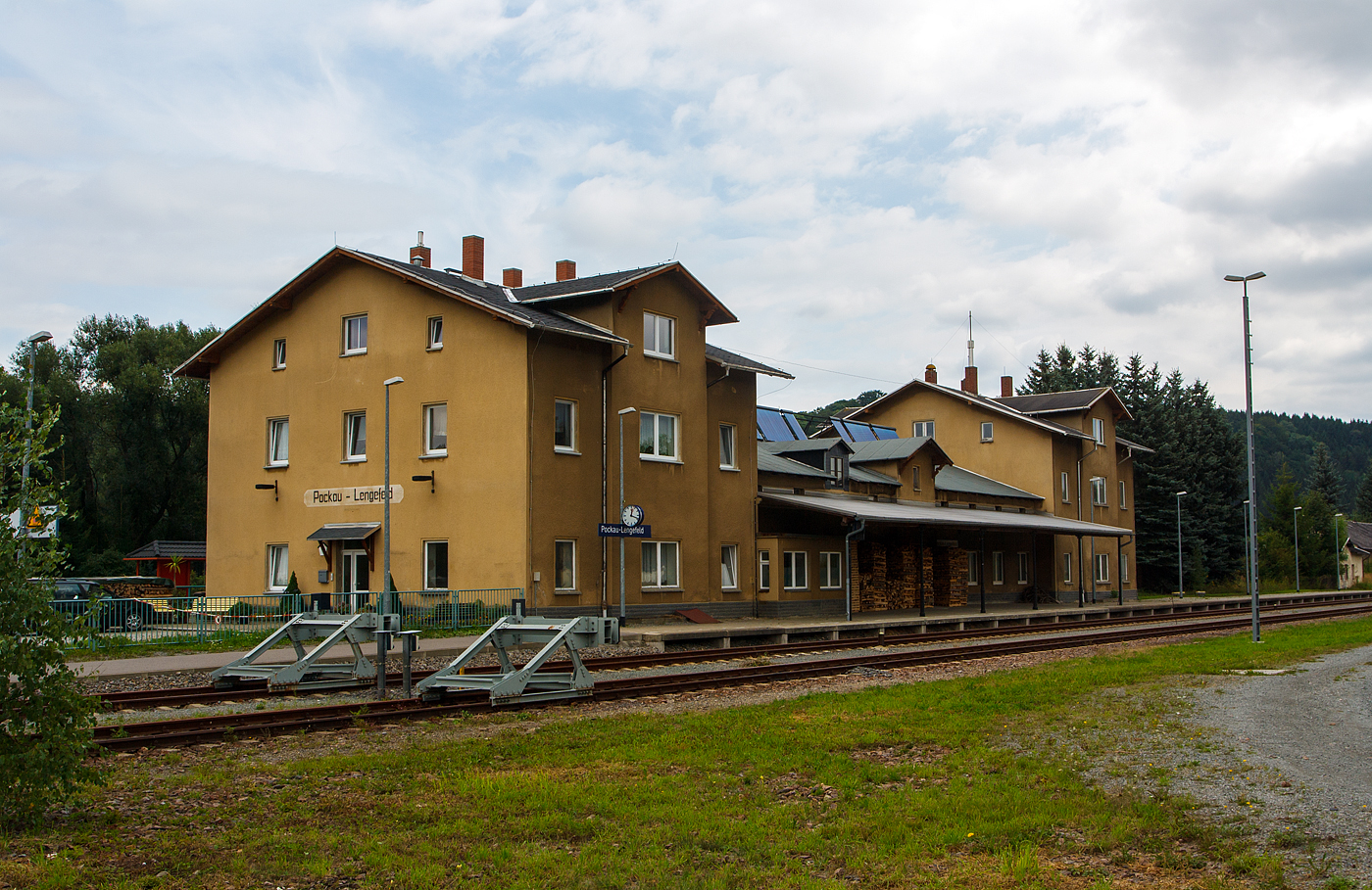 Empfangsgebäude vom Bahnhof Pockau-Lengefel am 26 August 2013 von der Stumpfgleisseite der Strecke nach Neuhausen/Erzgeb. (KBS 519).

Der Bahnhof Pockau-Lengefeld ist ein lokaler Bahnknotenpunkt in Sachsen. Hier zweigt die Bahnstrecke Pockau-Lengefeld–Neuhausen von der Bahnstrecke Reitzenhain–Flöha ab. Die Station und beide Strecken wurden 1875 eröffnet.

Heute hat der Bahnhof viel von seiner früheren Bedeutung verloren, auch das ehemalige Bahnbetriebswerk Pockau-Lengefeld wurde in den 2000er Jahren geschlossen. Auf dem Abschnitt Pockau-Lengefeld–Marienberg findet seit 2013 kein regelmäßiger Personenverkehr mehr statt, auf der Relation Chemnitz–Flöha–Pockau-Lengefeld–Olbernhau verkehrt die RB 81 der Erzgebirgsbahn im Schienenpersonennahverkehr montags bis freitags im Stundentakt mit Taktlücken mittags und abends. Am Wochenende verkehrt sie generell nur zweistündlich.
