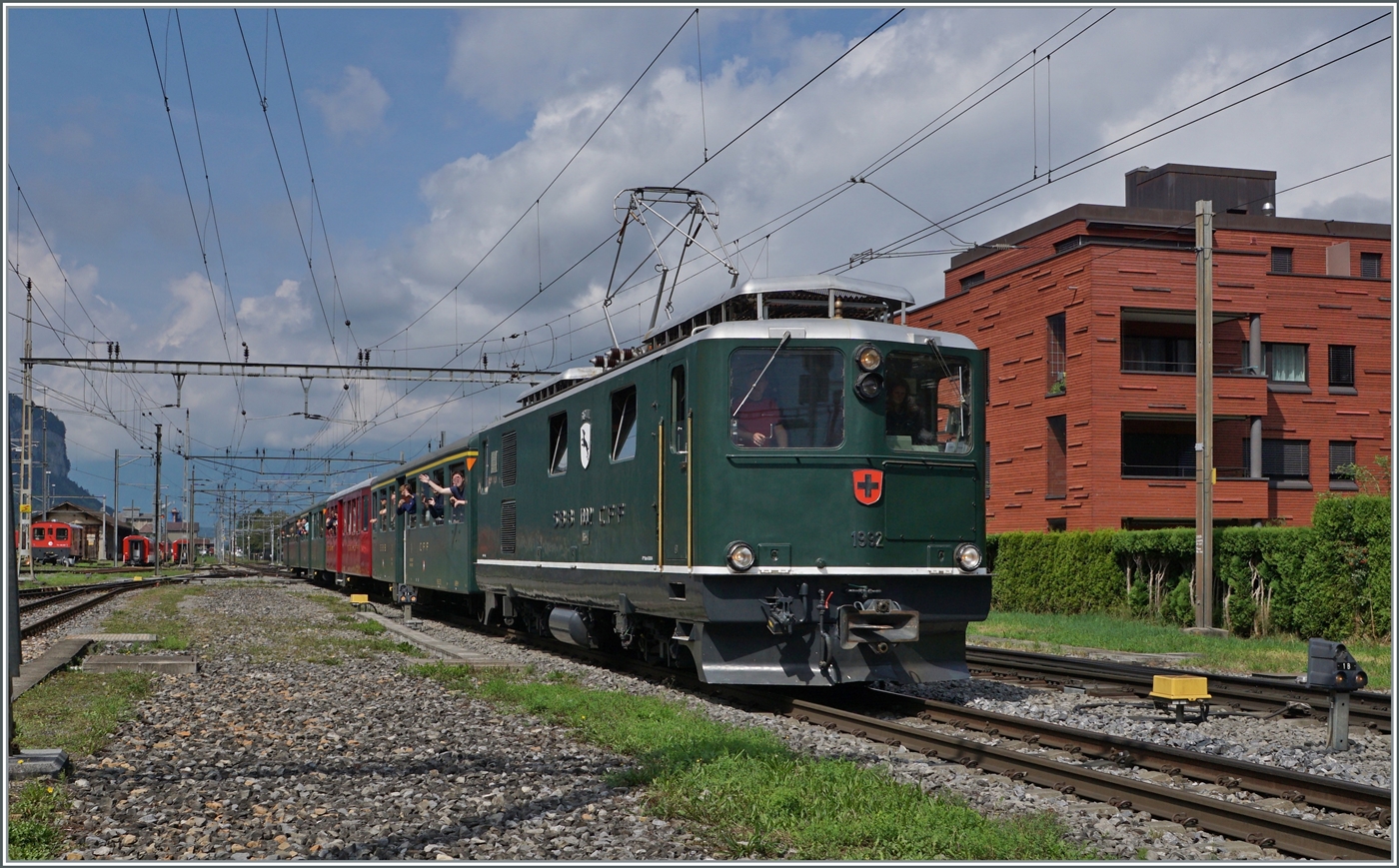 Endlich wieder einmal ein  echter  Brünig-Bahn-Zug in Meiringen! Die SBB HGe 4/4 I 1992 Giswil erreicht mit ihrem Extrazug zum Jubiläum  20 Jahre Zentralbahn  den Bahnhof von Meiringen. Die Lok mit dem typischen SBB-Gesicht ähnlich einer Ae 6/6 oder Re 4/4 II wurde mit der HGe 4/4 1991 im Jahre 1954 beschafft, um auf der Bergstrecke der Brünigbahn die Dhe 4/4 zu entlasten. Die Lok ist so stark, dass sie einerseits den Namen  Muni  bekam, andererseits das Getriebe der Lok den vielen PS nicht ganz gewachsen war.  Muni  bedeutet soviel wie bulliger Stier. Vor gut 43 Jahren konnte ich eine SBB Brünig Bahn HGe 4/4 fotografierten, nun kam ich endlich wieder in den Genuss, die formschöne Lok bildlich festzuhalten. 23. August 2025