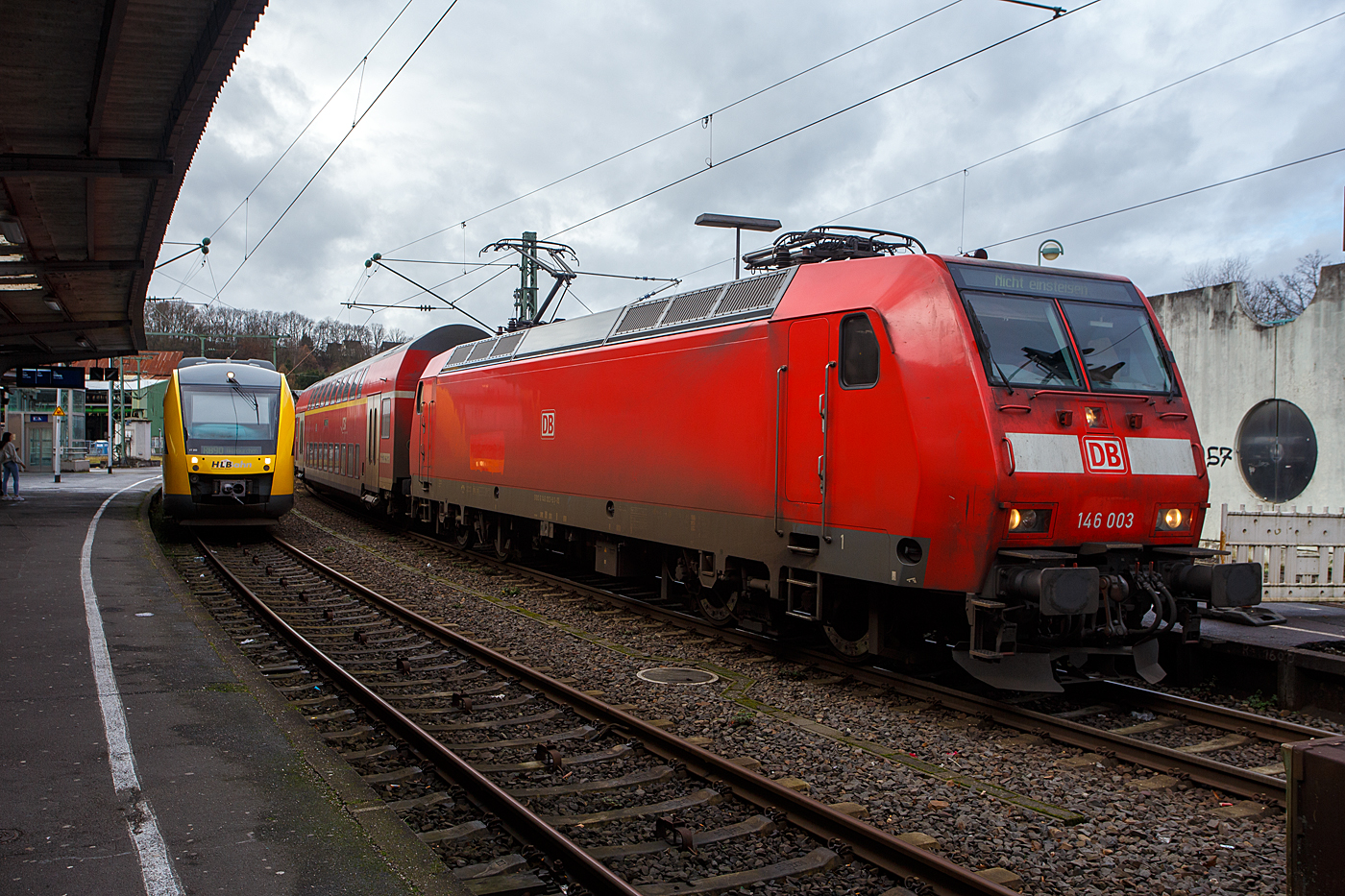 Endstation Betzdorf (Sieg), die 146 003-9 (91 80 6146 003-9 D-DB) der DB Regio NRW hat am 03 Januar 2024, mit dem RE 9 rsx - Rhein-Sieg-Express (Aachen – Köln – Siegen) den Bahnhof Betzdorf (Sieg) erreicht. In Betzdorf (Sieg) ist zurzeit erstmal Ende, der Grund ist ein Schaden durchs Hochwasser der Sieg an der Brücke in Kirchen (Sieg). So verkehren keine Züge zwischen Betzdorf (Sieg) und Kirchen (Sieg). 

So ist auch die Regionalbahn RB 90 der Hessischen Landesbahn (HLB) unterbrochen. Links steht der VT 203 ABp (95 80 0640 103-7 D-HEB), ein Alstom Coradia LINT 27 der HLB, als RB 90  Westerwald-Sieg-Bahn  (Betzdorf/Sieg – Au/Sieg - Altenkirchen), der hier die Fortführung beginnt.
