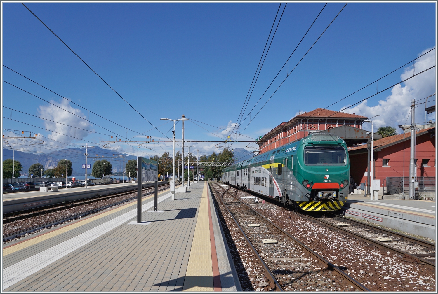 Endstation Lago Maggiore: der Trenord ALe 711 068 (94 83 4 711 068-6 I-TN) ist als Regio von Milano Cadorna in Laveno Mombello Lago angekommen.
Links im Bild gleitet der Blick über den See bis ans andere Ufer, wo sich unter anderem der schöne Ort Stresa befindet.

27. September 2022