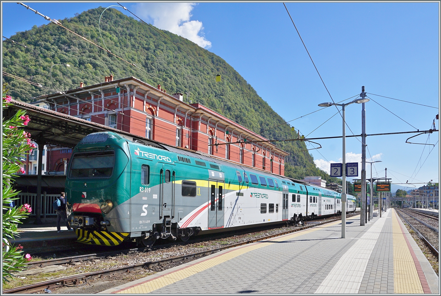 Endstation Lago Maggiore: der Trenord ALe 711 068 (94 83 4 711 068-6 I-TN) ist als Regio von  Milano Cadorna in Laveno Mombello Lago angekommen. 

27. September 2022