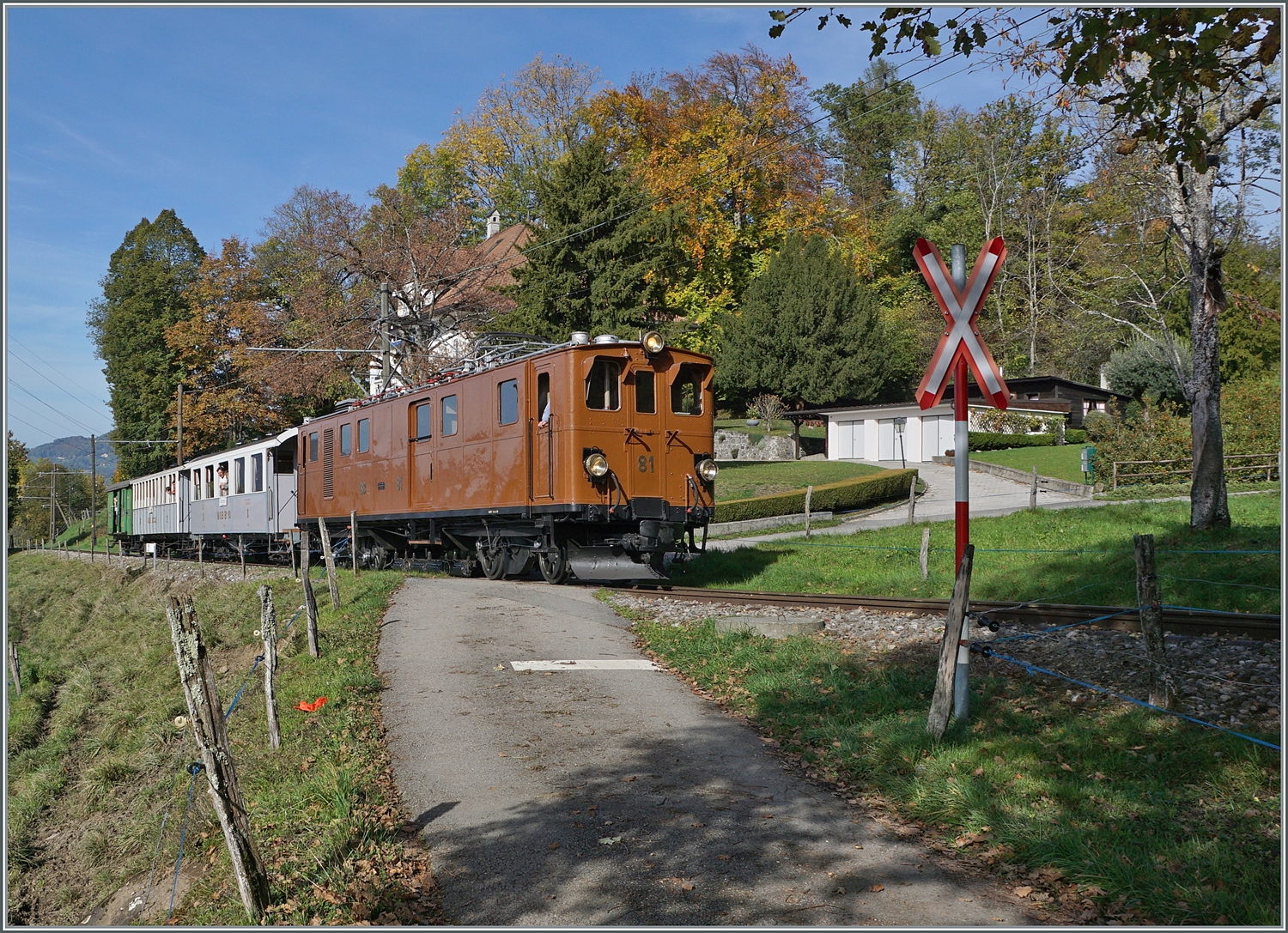 Erneut bei Chaulin, diesmal in der Gegenrichtung (und somit im besten Licht) fährt die Bernina Bahn RhB Ge 4/4 81 der Blonay Chamby Bahn mit ihrem Reisezug in Richtung Chamby. 

30. Okt. 2022