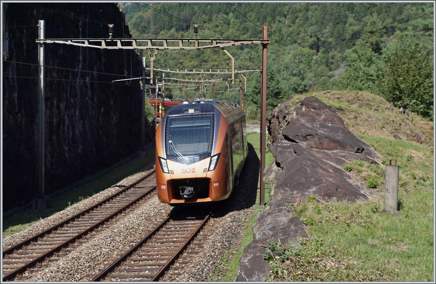 Erneut ein SOB TRAVERSO, der RABe 526 212 auf dem Weg nach Locarno. Der Zug befindet sich kurz vor dem oberen Eingang in den 1567 Meter langen Pratotunnel, der als 360 ° Kreiskehrtunnel ausgeführt ist. 

4. Sept. 2023