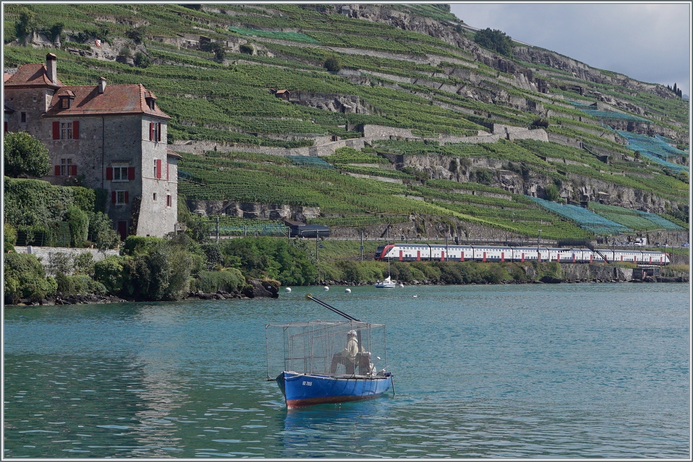 Es muss nicht immer das Château de Chillon sein...

In Rivaz, beim Château de Glérolles tuckert ein Fischerboot vorbei, so dass der Zug im Hintergrund schon fast zur Nebensache wird, obwohl die SBB RABDe 502 hier eher wenig zu sehen sind. 

19. August 2024 