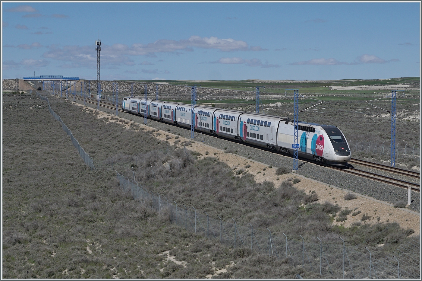 Es tummeln sich allerlei Gesellschaften im Hochgeschwindigkeitsverkehr zwischen Madrid und Barcelona, neben RENFE und IRYO so auch die SNCF mit ihrem OUIGO Espagne; der TGV Rame 813 ist als OUIGO Espagne 6501 bei Bujaraloz von Madrid (10:05) nach Barcelona Sants (an 13:00) unterwegs. Der Zug hält unterwegs in Zaragoza Delicias und Camp de Tarragona. Das Bild zeigt die Schnellfahrstrecke bei Streckenkilometer 370.5 (ab Madrid) im flachen Land, wie man sich so gemeinhin Spanien vorstellt, doch interessanterweise erreicht die Strecke in den Sierre Ministra bei Streckenkilometer 152,7 eine Höhe von 1217 müM und ist damit die höchst gelegene Schnellfahrstrecken Europas!

18. April 2024 