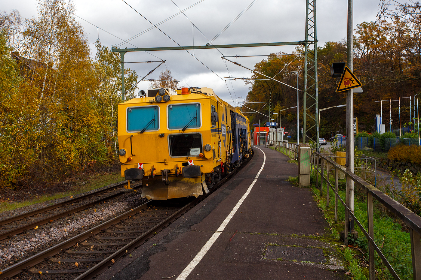 Es ist wie es ist, manchmal ist man einfach auf der falschen Gleisseite. Die 247 902 (92 80 1247 902-0 D-RTS) der RTS Rail Transport Service GmbH, Graz (eine 100%ige Tochter der Swietelsky Baugesellschaft m.b.H) fährt am 03 November 2025 mit einem P&T Schotterbewirtschaftungssystem BDS 2000-4 (eine Schotterverteilmaschine), sowie einer P&T UNIMAT 09-32/4S Dynamik (eine Universalstopfmaschine mit dynamischem Gleisstabilisator) am Haken durch Scheuerfeld/Sieg in Richtung Siegen. Beide Plasser & Theurer Maschinen gehören der Swietelsky Baugesellschaft m.b.H, wobei die BDS 2000-4 wohl in Österreich und die UNIMAT 09-32/4S in Deutschland eingesellt sind. 

