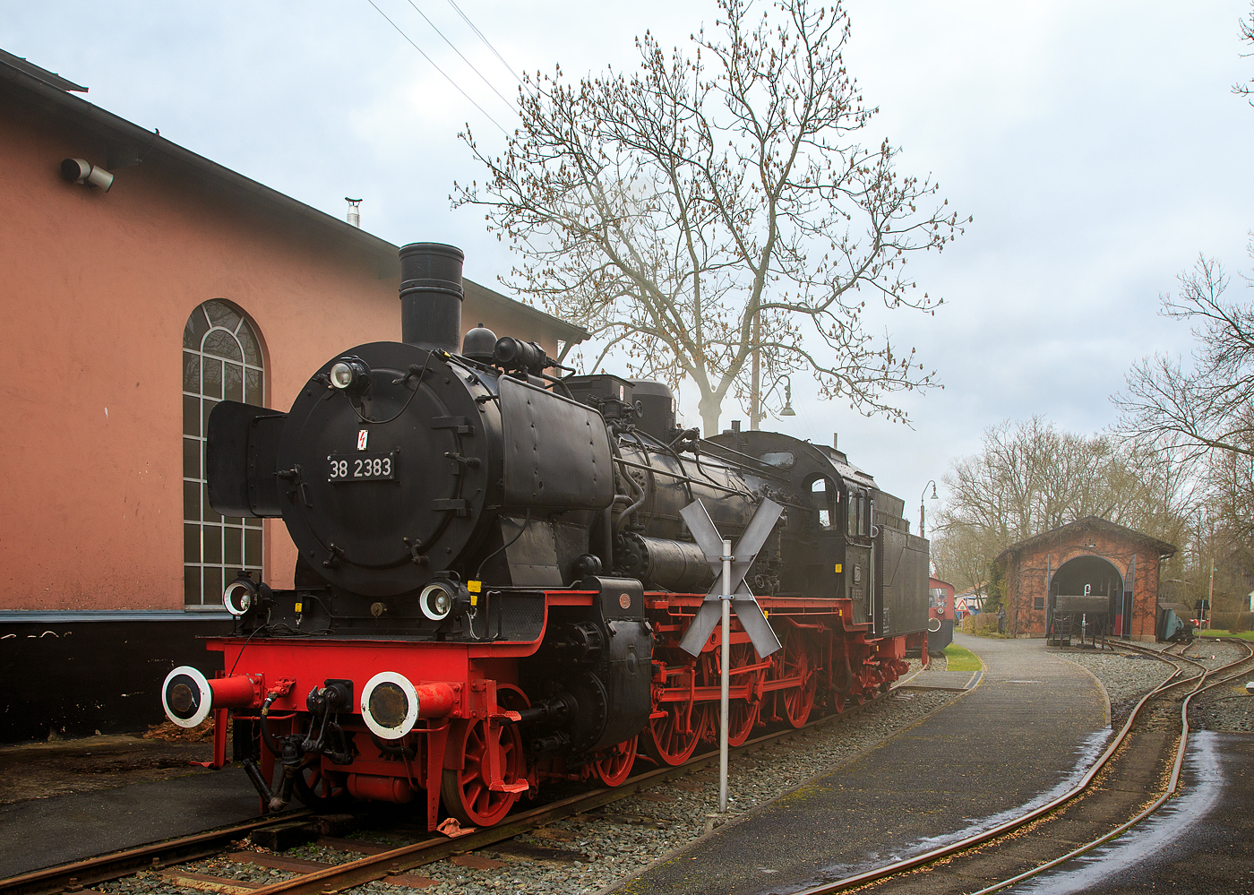 Etwas eingenebelt von einer Feldbahn-Dampflok....
Die Preußische P 8 Dampflokomotive 38 2383, ex DB 038 382-8, ex DRB 38 2383, ex KPEV, am 26.03.2016 im Deutschen Dampflokomotiv-Museum DDM in Neuenmarkt-Wirsberg.

Die Preußische P 8 wurde 1919 von Henschel Sohn in Kassel (damals noch Cassel geschrieben) unter der Fabriknummer 16539 gebaut und als P 8 2535 Elberfeld an die Königlich Preußische Eisenbahn Verwaltung geliefert. Gekuppelt ist die Lok mit einem Tender vom Typ 2'2' T21,5, der ursprüngliche wurde 1950 gegen den von der Lok 38 3138 getauscht.

Die Lok wurde im Juni 1974 bei der DB ausgemustert  und ging im gleichen Jahr  ans  DDM - Deutsches Dampflokmuseum.