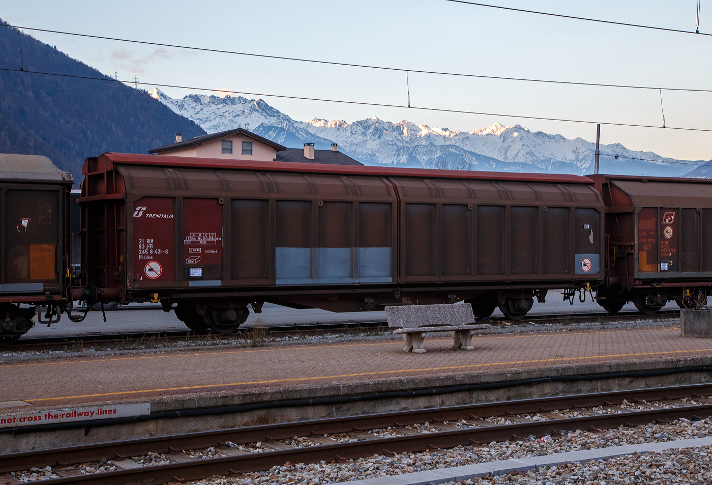 Ex FS zweiachsiger großräumiger Schiebewandwagen 21 83 2458 421-6 I-TI, der Gattung Hbbillns, der Trenitalia, abgestellt am 20 Februar 2017 im FS Bahnhof Tirano. Hier in Tirano werden die Wagen mit Mineralwasser beladen und gehen in die Welt.

TECHNISCHE DATEN:
Spurweite: 1.435 mm (Normalspur)
Länge über Puffer : 15.500 mm
Achsabstand: 9.000 mm
Eigengewicht: 16.270 kg
Ladefläche: 41,2 m²
Rauminhalt: 108,0 m³
Max. Zuladung: 28,5 t (ab Streckenklasse D)
Höchstgeschwindigkeit: 100 km/h (beladen) / 120 km/h (leer)
Intern. Verwendungsfähigkeit: RIV