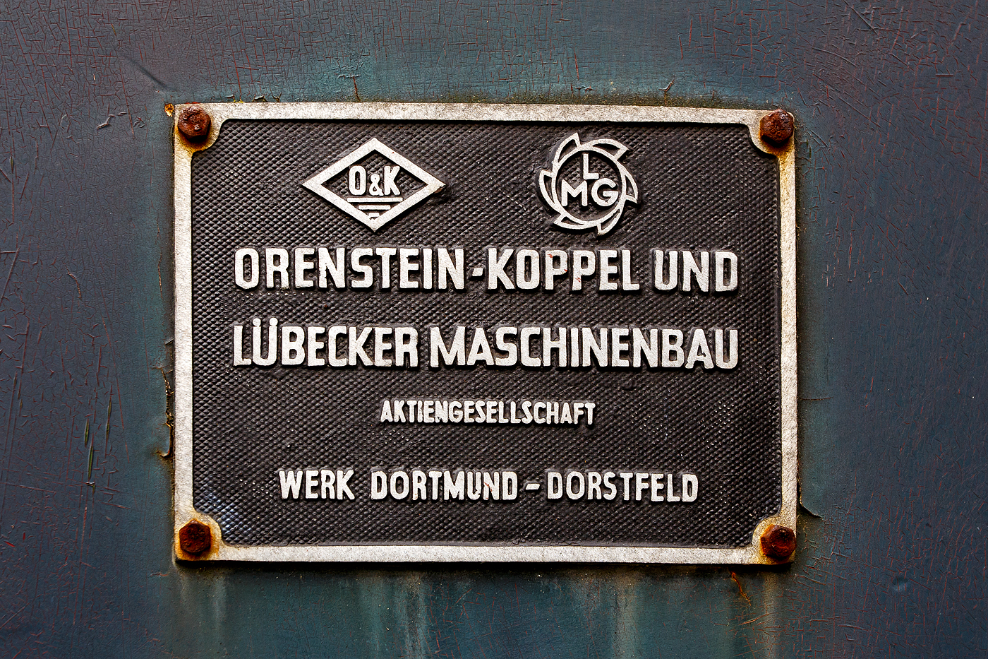 Fabrikschild der ehemaligen normalspurige Werkslokomotive der Hoesch Walzwerke AG, Werk Hohenlimburg  Nr. 2, eine O&K vom Typ MV 3, des EHEH - Eisenbahn- und Heimatmuseum Erkrath-Hochdahl e. V., hier am 26 Mai 2024 beim Lokschuppen Hochdahl.