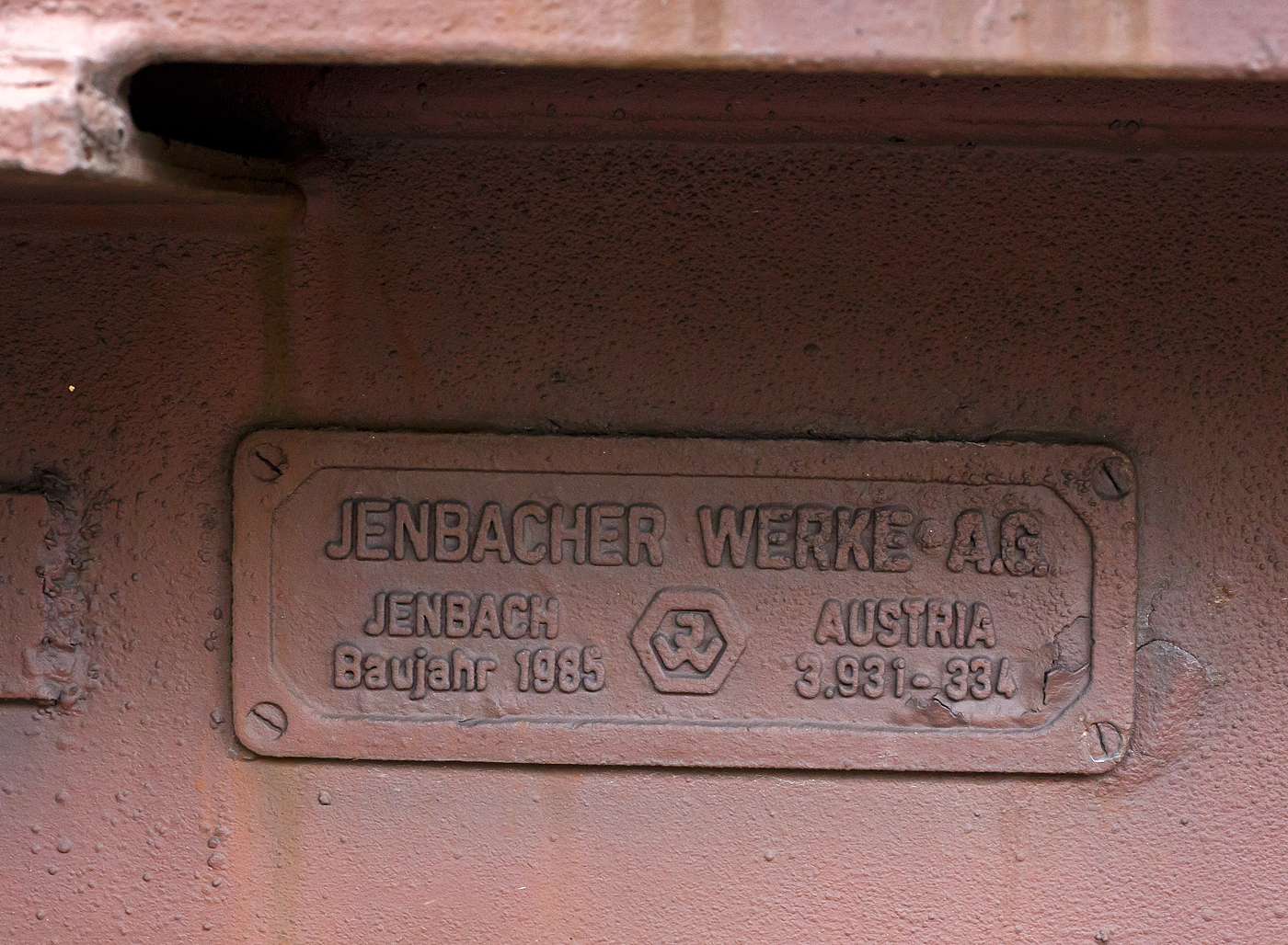 Fabrikschild Jenbacher Werke AG, Jenbach (�sterreich), Baujahr 1985, Fabriknummer 3.931-334, am vierachsiger Drehgestell-Flachwagen mit verschiebbaren Teleskophauben f�r Coiltransporte, 31 81 4665 333-5 A-RCW, der Gattung Shimmns, am 15 September 2024 in Herdorf.