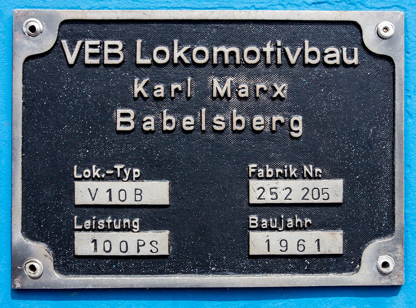 Fabrikschild der normalspurigen LKM Industrie-Diesellok vom Typ LKM V10B vom Eisenbahn- und Heimatmuseum Erkrath-Hochdahl e.V. am 26 Mai 2024 beim Lokschuppen Hochdahl.