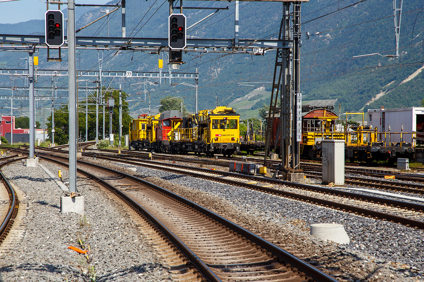 Fahrleitungsmontagewagen der SBB Infrastruktur abgestellt am 26.05. 2023 beim Bahnhof Martigny. Vorne der SBB Kranwagen “KRANI” , XTmass 99 85 9236 056-9 CH-SBBI, dahinter eine Tm 234 „Ameise“ und hinten ein Hubbühnenfahrzeug “HUBI” XTmass 99 85 9231 xxx-x CH-SBBI.