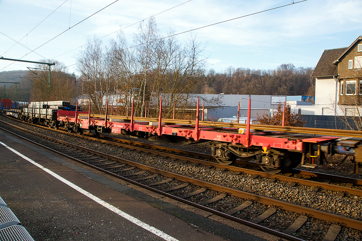 Fast auf den Tag genau 10 Jahre später habe ich den geleichenen Wagen nochmal fotografiert...
Vierachsiger Drehgestell-Flachwagen mit Rungen und Stirnwandklappen, jedoch ohne Seitenwandklappen, 31 80 3505 037-2 D-DB, der Gattung Rns 674, der DB Cargo AG, hier im Zugverbund bei der Durchfahrt durch den Bahnhof Scheuerfeld/Sieg am 18.01.2023, beladen mit Schienen. 

Das große Kraftpaket mit einer Ladelänge von 18,5 m dient diese Wagen zur Beförderung von schweren, langen Erzeugnissen z.B. der Eisen- und Stahlindustrie. Der Wagen ist aber auch für den Transport von leichten und schweren Radfahrzeugen, leichten Kettenfahrzeugen und Containern geeignet. 

Das Untergestell ist eine geschweißte Stahlkonstruktion und besteht aus zwei Langträgern verbunden mit Querträgern und Kopfstücken. Jeder Wagenlängsseite ist mit 18 Bindeösen an jedem Außenlangträger und 4 Bindeösen an jeder Stirnwandklappe ausgerüstet. Der Wagen ist im Fußboden mit insgesamt 18 Zurrpunkten versehen (je Seite 9 Zurrpunkte). Jedes Kopfende ist zur Ladungssicherung mit einer nach außen umlegbaren Stirnwandklappe versehen, die durch zwei kurze absenkbare Rungen gesichert werden. Der Fußboden besteht auch 70 mm dicken Holzbohlen, die quer zur Wagenlängsachse verlegt sind. Der Fußboden und die umgeklappten Stirnwände können mit Fahrzeugen bis zu einer Radkraft von 50 kN befahren werden. 

TECHNISCHE DATEN (laut Anschriften): 
Spurweite: 1.435 mm
Länge über Puffer:  19.900 mm
Drehzapfenabstand:  14.560 mm
Achsabstand im Drehgestell: 1.800 mm
Länge der Ladefläche: 18.502 mm
Ladebreite: 2.770 mm 
Ladefläche: 51,0 m² 
Höhe des Fußbodens über SO: 1.260 mm
Höchstgeschwindigkeit: 100 km/h (beladen) / 120 km/h (leer)
Eigengewicht:  24.300 kg
Maximale Ladegewicht:  65,5 t (ab Streckenklasse D) / 59,5 t DB CM 
Bauart der Bremse: KE-GP 
Kleinster bef. Gleisbogenradius: 50 m
Intern. Verwendungsfähigkeit: TEN-GE

Die Bedeutung der Gattungs- und Kennbuchstaben (hier Rns):
R – Drehgestell-Flachwagen in Regelbauart
n - höchste Lastgrenze über 60 t
s - Höchstgeschwindigkeit 100 km/h (beladen)
