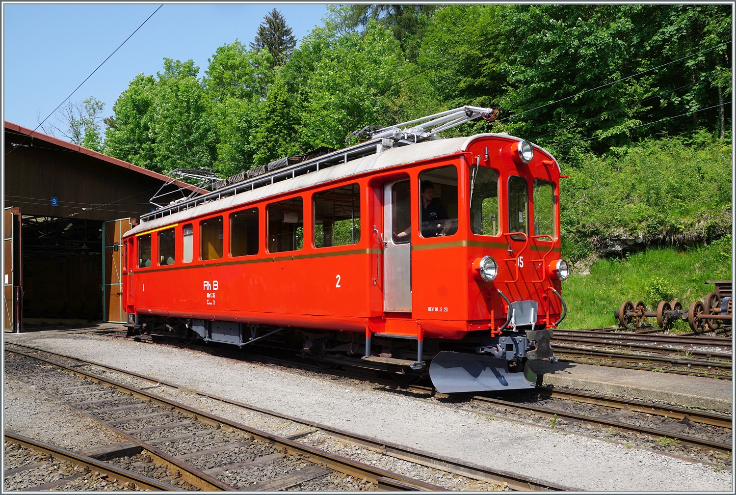 Festival Suisse de la vapeur / Schweizer Dampffestival 2023 der Blonay-Chamby Bahn: doch die grosse �berraschung war der RhB Bernina Bahn ABe 4/4 I 35 der sich nach seiner sehr gelungen Aufarbeitung praktisch  Fabrikneu  zeigt und von der B-C perfekt organisiert, sich in Chaulin zum ungest�rten Fotografieren pr�sentiert. 29. Mai 2023