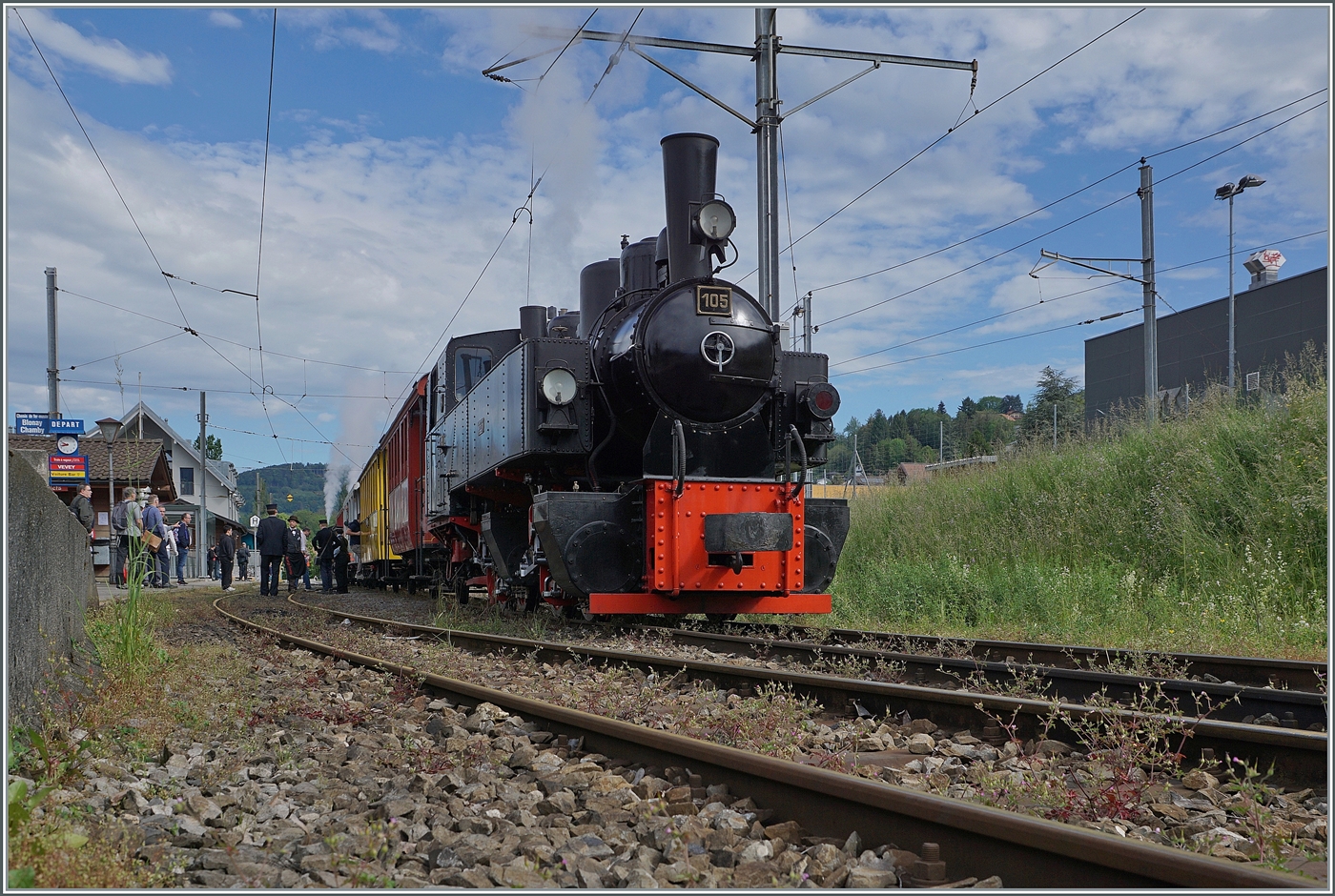 Festival Suisse de la vapeur 2024 / Schweizer Dampffestival 2024 der Blonay-Chamby Bahn

und als sich der Dampf verzogen hat, zeigt sich ein herrlich bunter Zug, der nach einem kurzen Aufenthalt nach Vevey fahren wird, wobei die G 2x 2/2 105 am Schluss des Zuges läuft. 

20. Mai 2024