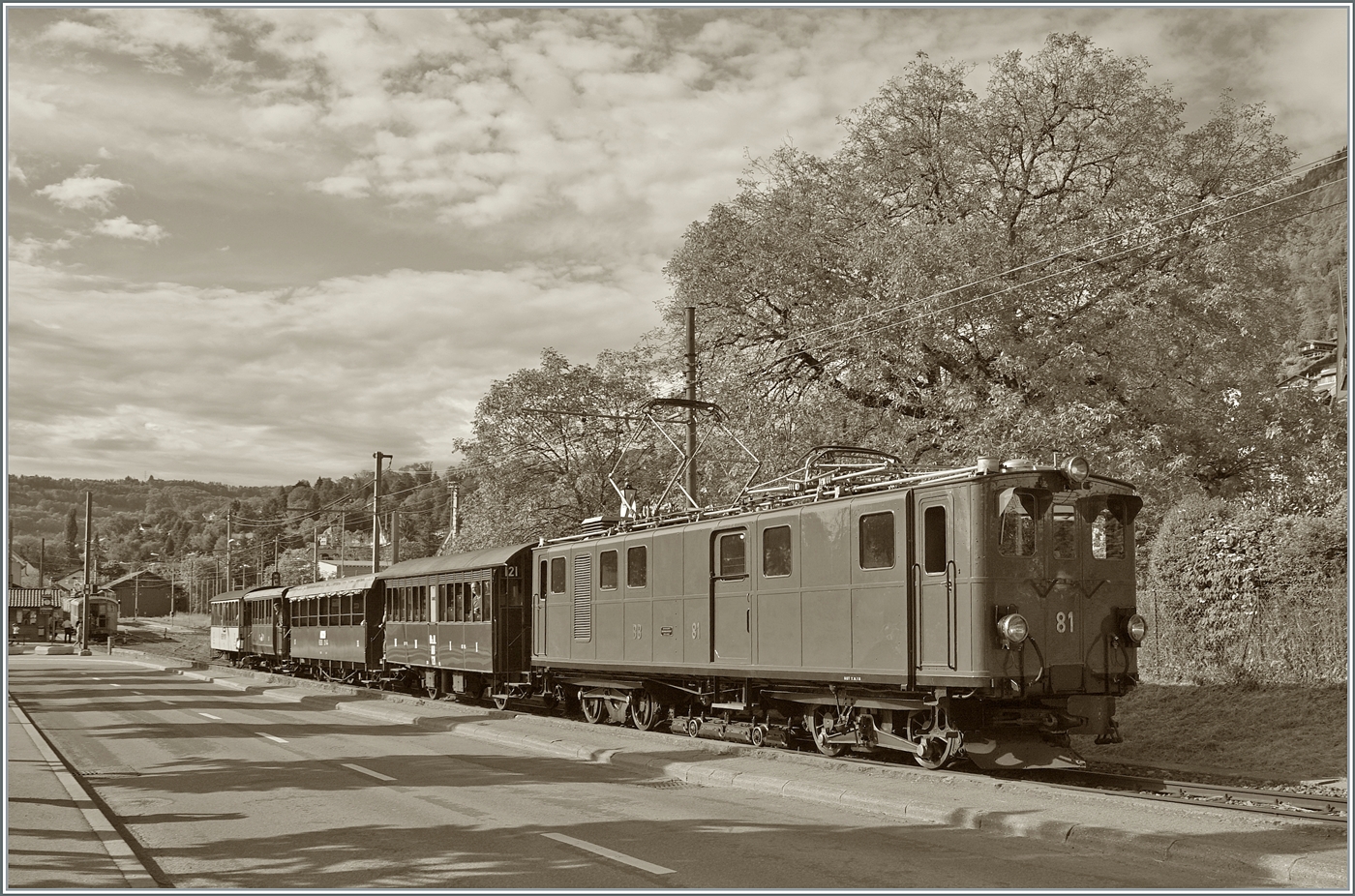 Festival Suisse de la vapeur (Schweizer Dampffestival 2024) - Da die Dampfloks recht viel Pflege brauchen, kommen am Dampffestival besonders gegen Abend auch interessante elektrischen Fahrzeuge zum Einsatz, wie hier z.b die Bernina Bahn Ge 4/4 81 der Blonay Chamby Bahn, die hier mit dem Leermaterialzug des Riviera Belle Epoque Zuges Chaulin - Vevey den Bahnhof vom Blonay in Richtung Chamby verlässt. 

19. Mai. 2024