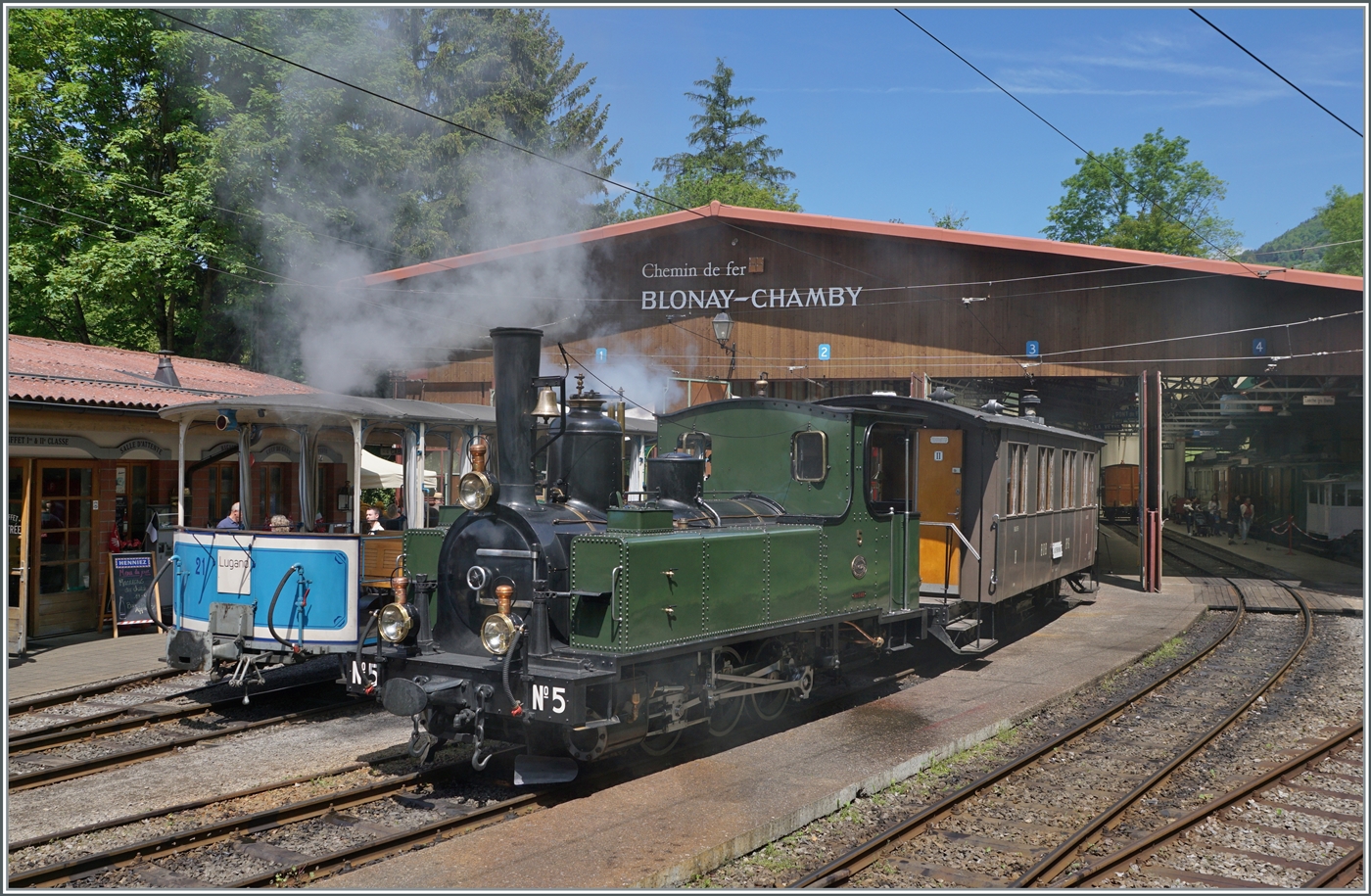 Festival Suisse de la vapeur 2024 / Schweizer Dampffestival 2024 der Blonay-Chamby Bahn - Bei der Ankunft des Zugs aus Blonay in Chaulin, noch bevor die Besucher ins Museum strömen, konnte ich von der Platform aus die kleine LEB Dampflok G 3/3 N° (Baujahr 1189) der Blonay Chamby Bahn fotografieren.

20. Mai 2024