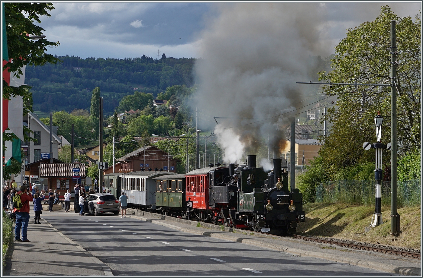 Festival Suisse de la vapeur 2024 / Schweizer Dampffestival 2024 der Blonay-Chamby Bahn - weit fotogener und von etlichen verfolgt zeigt sich die Ausfahrt der beiden Blonay Chamby Bahn Lok LEB G 3/3 N° 5 und SEG G 2x 2/2 105 in Blonay.

19. Mai 2024