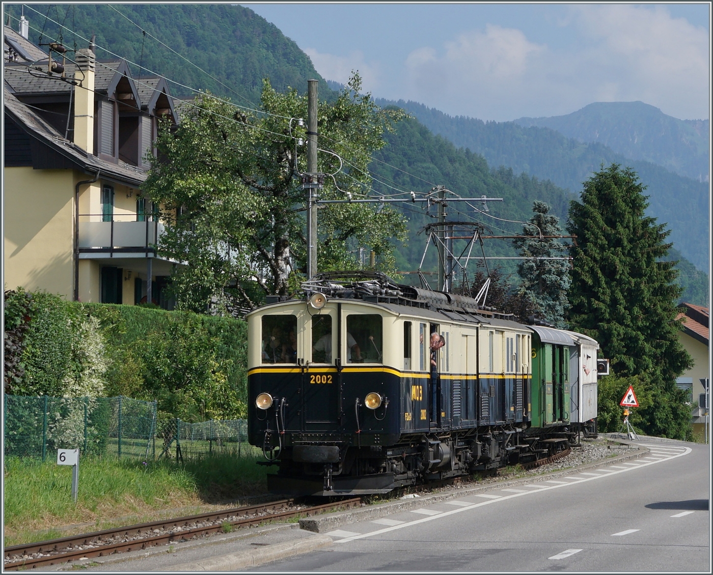 Festival Suisse de la vapeur (Schweizer Dampffestival 2025) - der herrliche MOB DZe 6/6 2002 der Blonay -Chamby Bahn erreicht mit seinem Zug von Chaulin kommend Blonay. 

9. Juni 2025