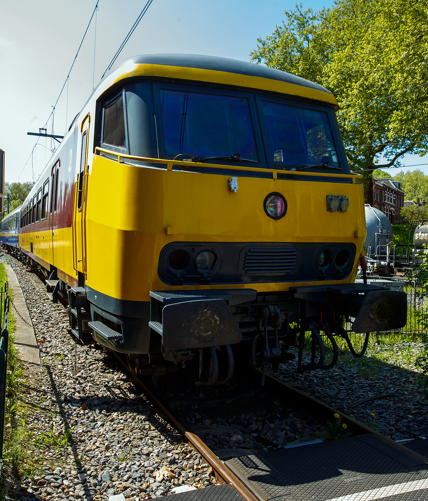 Frontal, der ICR - Intercity-Benelux-Steuerwagen (ICR - Intercity-Benelux-Stuurstandrijtuig), 50 84 28-70 101-7 NL-NS, der Gattung Bs, der NS - Nederlandse Spoorwegen (Niederländische Eisenbahnen), am 29 April 2025 im Het Spoorwegmuseum (bis 2005 NSM - Nederlands Spoorwegmuseum / Niederländischen Eisenbahnmuseum) in Utrecht im Bahnhof Maliebaanstation.

Der Steuerwagen (vom Typ ICR-3, Bs, Serie 28 101-108, 111-113) wurde 1986 von Waggonfabrik Talbot GmbH & Co. in Aachen (D) gebaut. Im Jahr 2010 wurde er ausgemustert und kam ins Museum. Er ist von diesem Typ der Einzige der erhalten geblieben ist 

Dieser Steuerwagen war seit 1986 in den „Benelux-Zügen“, dem Zugverkehr zwischen Amsterdam – Den Haag – Rotterdam – Roosendaal – Antwerpen – Brüssel im Einsatz. Ein Steuerwagen ist ein Wagen, von dem aus der Lokführer die Lokomotive fernsteuern kann. Der Vorteil eines Steuerwagens besteht darin, dass die Lokomotive an der Endstation nicht rangiert werden muss. Der Lokführer geht einfach auf die andere Seite des Zuges. Als Wendezug wird ein solcher Zug bezeichnet, der aus einer Lokomotive, normalen Waggons und einem Steuerwagen besteht. Der Benelux-Zug verkehrt immer als Wendezug in Kombination mit einer Lokomotive der Belgischen Eisenbahn (SNCB / NMBS) der Baureihe 1181 – 1188 der. Der Zug weist vom NS-Hausstil abweichende Farben auf, das blaue Band um die Fenster wurde durch Burgunderrot, die Unternehmensfarbe der SNCB / NMBS, ersetzt.

Ab 2008 wurden die mittlerweile wirtschaftlich veralteten belgische Lokomotiven durch neue Lokomotiven ersetzt, die allerdings nicht mehr von diesen Steuerwagen aus ferngesteuert werden konnten. Da die Sitzplatzkapazität unverzichtbar war, blieben die Steuerwagen vorübergehend als normale Zugwagen im Einsatz. Im Jahr 2010 wurden diese nach dem Zustrom umgebauter Intercity-Waggons überflüssig, sodass das Eisenbahnmuseum diesen erwerben konnte. Der Wagen ist grundsätzlich betriebsbereit, kann aber mangels passender belgischer Lokomotive nicht als Steuerwagen eingesetzt werden.
