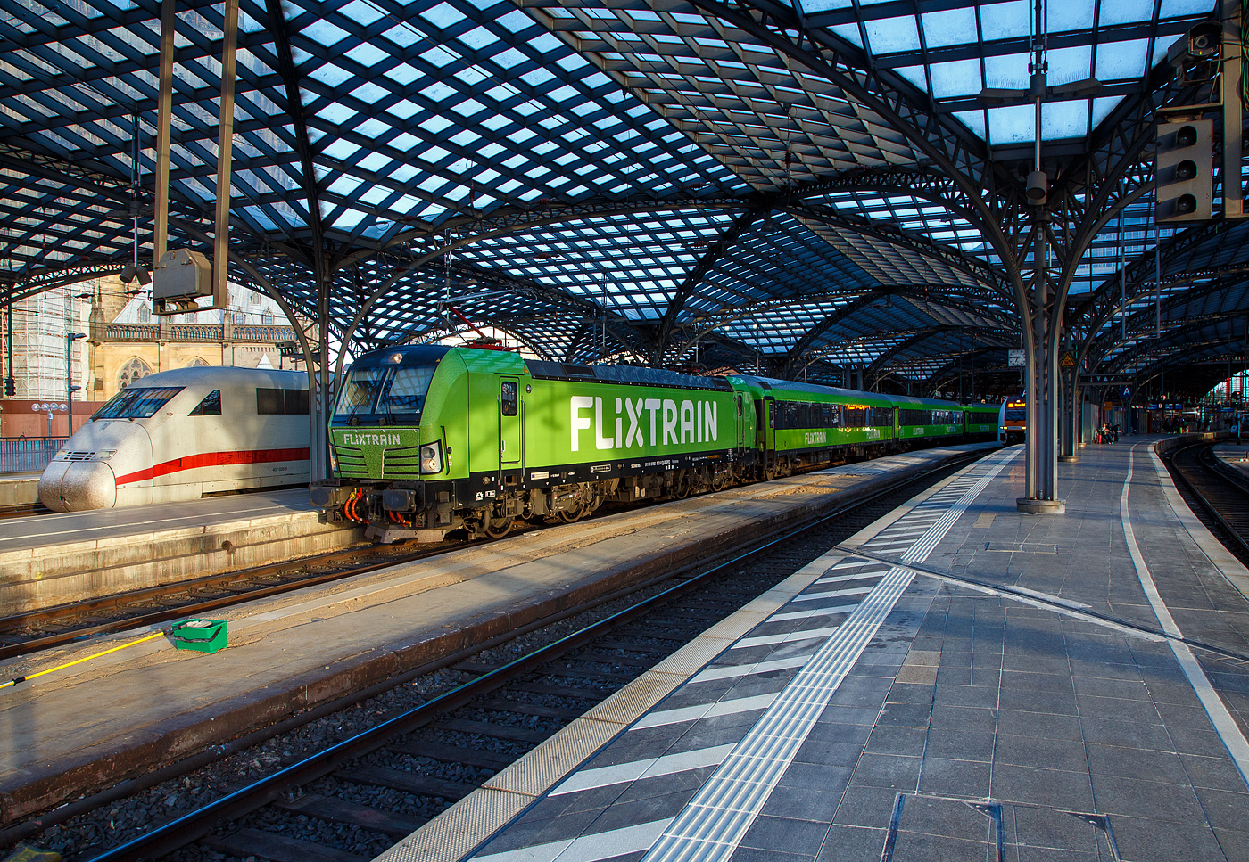 Früh morgens im Hbf Köln....
Die an die SVG - Schienenverkehrsgesellschaft mbH (Stuttgart) für FLIXTRAIN Verkehre vermiete MRCE Dispolok X4 E – 862 bzw. 193 862 (91 80 6193 862-0 D-DISPO) verlässt am 14.05.2022 mit dem FlixTrain (FLX 1233 / Köln Hbf – Leipzig Hbf) den Hauptbahnhof Köln. 

Die Siemens Vectron AC  wurde 2014 von Siemens Mobilitiy in München-Allach unter der Fabriknummer 21925 gebaut. Diese Vectron Lokomotive ist als AC – Lokomotive (Wechselstrom-Variante) konzipiert und zugelassen für Deutschland und Österreich (D/A). Seit Juli 2020 ist sie an die SVG vermietet, die als Eisenbahnverkehrsunternehmen (EVU) unteranderem auch den Verkehr der FlixTrain Verbindungen durchführt.

