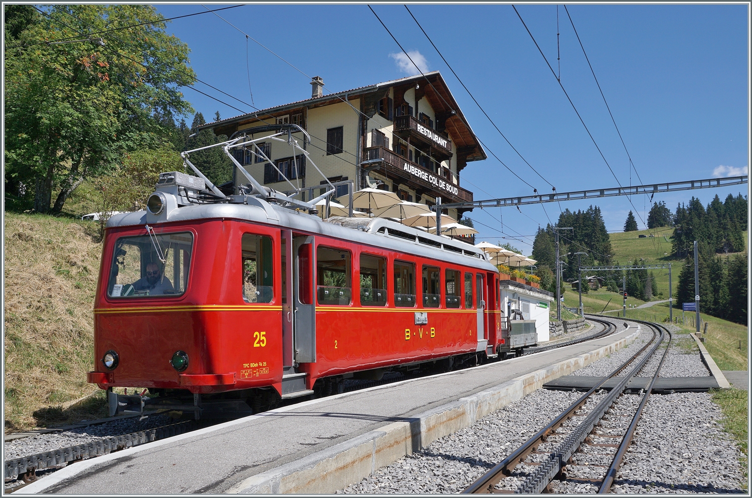 Für das 125 Jahre Jubiläum der Bex - Villars - Col de Bretaye Bahn (BVB) wurde der 1944 in Betrieb genommen Triebwagen BDeh 2/4 N° 25 in der ursprünglichen BVB Farbgebung lackiert. 
Der  Flèche  absolviert nun in diesem Sommer an einigen Tagen eine Hin- und Rückfahrt von Villars s/O zum Col de Bretaye. 

Das Bild zeigt den BDeh 2/4 N° 25 beim Halt in Col-de-Soud. 

19. August 2023