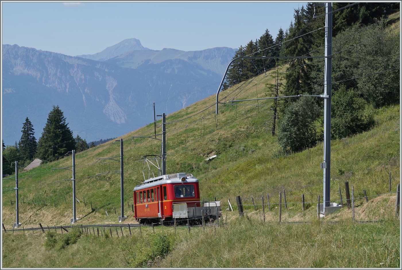 F�r das 125 Jahre Jubil�um der Bex - Villars - Col-de-Bretaye Bahn (BVB) wurde der 1944 in Betrieb genommen Triebwagen BDeh 2/4 N� 25 in der urspr�nglichen BVB Farbgebung lackiert. Der  Fl�che  absolviert nun im Jubil�ums-Sommer an einigen Tagen eine Hin- und R�ckfahrt von Villars-sur-Ollon zum Col-de-Bretaye. Das Bild zeigt den BDeh 2/4 25 zwischen Col-de-Soud und Haltestelle Villars-sur-Ollon Golf.

19. August 2023