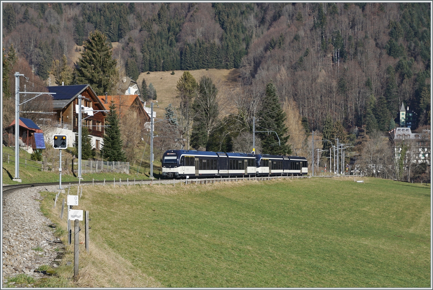 Für das Festival der Heissluftballons verlängerte die MOB einige Züge der R34 Montreux-Les Avants bis nach Château d'Oex, um dem grossen Andrang einigermassen gerecht zu werden. Zudem wurden die Züge verstärkt und mit zwei ABeh 2/6 Serie 7500 geführt, wobei Doppelführungen von zwei ABeh 2/6 auf diesem Streckenabschnitt im Gegensatz zur CEV sehr selten sind. Der R34 2315 von Château d'Oex nach Montreux kurz nach der Abfahrt in Les Avants.

28. Januar 2024