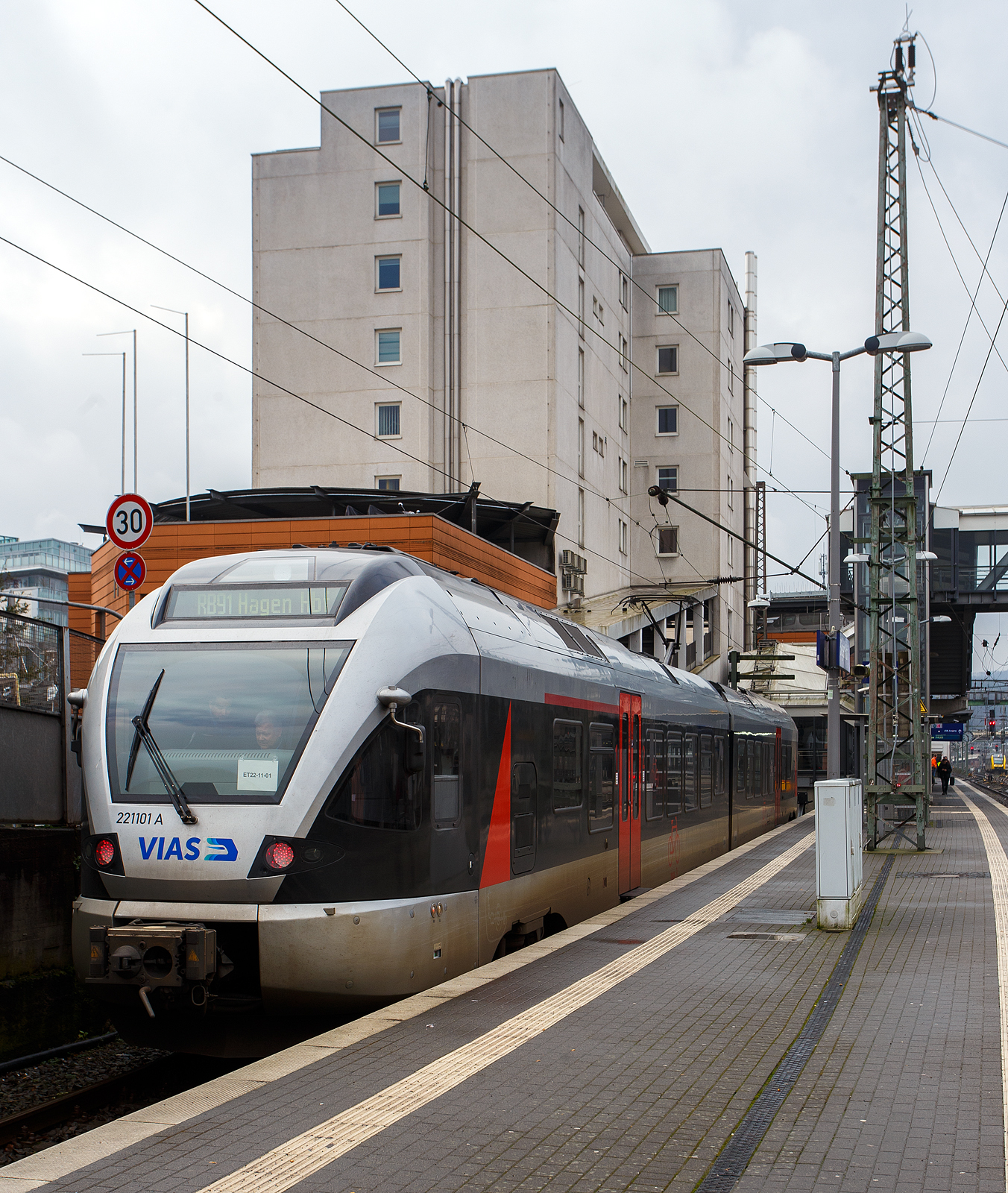 Für den netten Zugbegleiter der VIAS....
Der VIAS ET 22-11-01 (94 80 0426 100-4 D-VIASR / 94 80 0826 100-0 D-VIASR) ein 2-teiliger Stadler Flirt, ex DB ET, ex Abellio Rail NRW ET 22 2101 bzw. ex ET 22 001, steht am 12 Februar 2024, als RB 91  Ruhr-Sieg-Bahn   (Siegen - Hagen), auf Gleis 1 im Hauptbahnhof Siegen zur Abfahrt bereit.

Nochmals einen lieben Gruß an den netten Zugbegleiter der VIAS.
