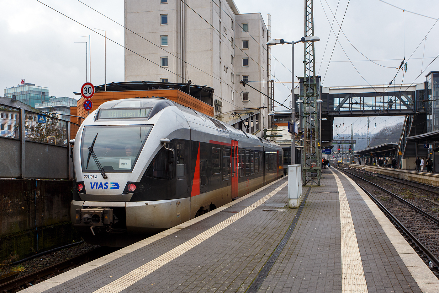 Für den netten Zugbegleiter der VIAS....
Der VIAS ET 22-11-01 (94 80 0426 100-4 D-VIASR / 94 80 0826 100-0 D-VIASR) ein 2-teiliger Stadler Flirt, ex DB ET, ex Abellio Rail NRW ET 22 2101 bzw. ex ET 22 001, steht am 12 Februar 2024, als RB 91  Ruhr-Sieg-Bahn   (Siegen - Hagen), auf Gleis 1 im Hauptbahnhof Siegen zur Abfahrt bereit.

Nochmals einen lieben Gruß an den netten Zugbegleiter der VIAS.
