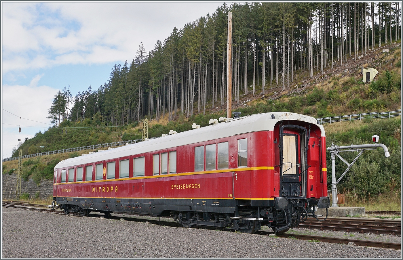 Ganz besonders gef�llt mir dieser IG 3Seenbahn e. V. Mitropa Speisewagen, bei welchem ich f�r dieses Bild ein paar Farbesch�den mit einem Bildbearbeitungsprogramm entfernt habe.

Der Speisewagen Typ WR4�-39 mit der MITROPA-Wagennummer 1189 wurde am 26. Jan. 1940 in Dienst gestellt und geh�rt zur  Familie  der Sch�rzenwagen. Er war f�r eine H�chstgeschwindigkeit von 140 km/h zugelassen. 

Nach 1945 wurde der Wagen von der DSG (Deutschen Schlaf- und Speisewagengesellschaft) �bernommen und bleib bis 1979 im Betrieb. Nachdem der Wagen 1981 als Schulungsfahrzeug umgebaut wurde, wurde er 1996 im Ausbesserungswerk M�nchen-Neuaubing in seine Ursprungsform zur�ckversetzt und im M�rz 2020 von der 3 Seenbahn als Dauerleihgabe �bernommen werden und nach Seebrugg �berf�hrt werden, wo er f�r station�re Anl�sse genutzt werden kann.

Seebrugg, den 22.Sept. 2023