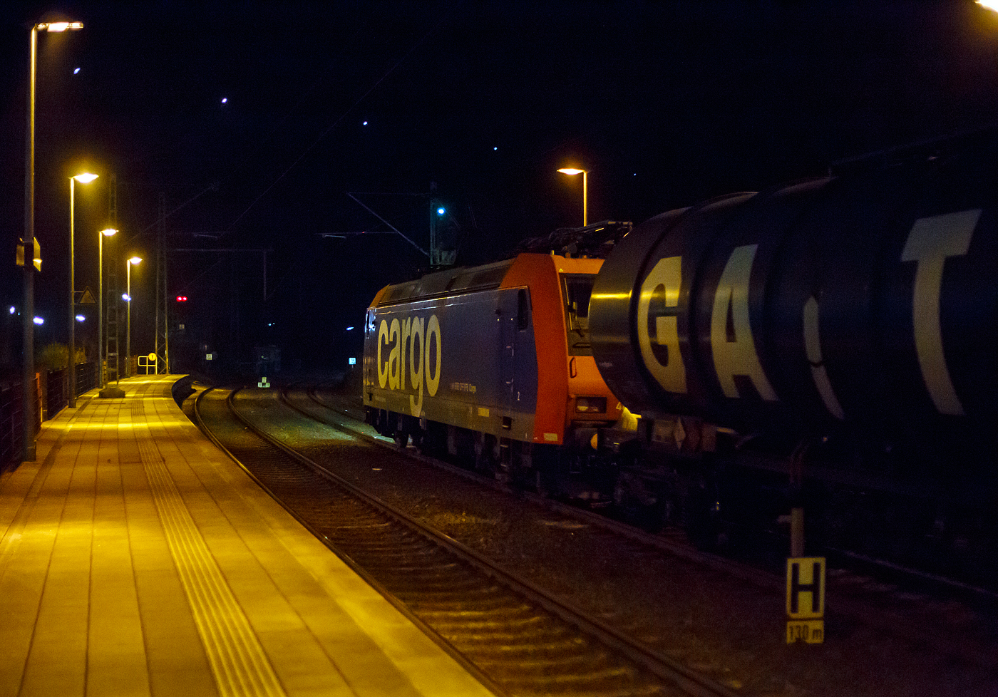 Ganz früh morgen...
Die an die SBB Cargo International AG vermietete SBB Cargo Re 482 024-7 (91 85 4482 024-7 CH-SBBC) fährt am 17.04.2023 (4:15 Uhr) mit einem Kesselzug durch den Bahnhof Kirchen (Sieg) in Richtung Köln.