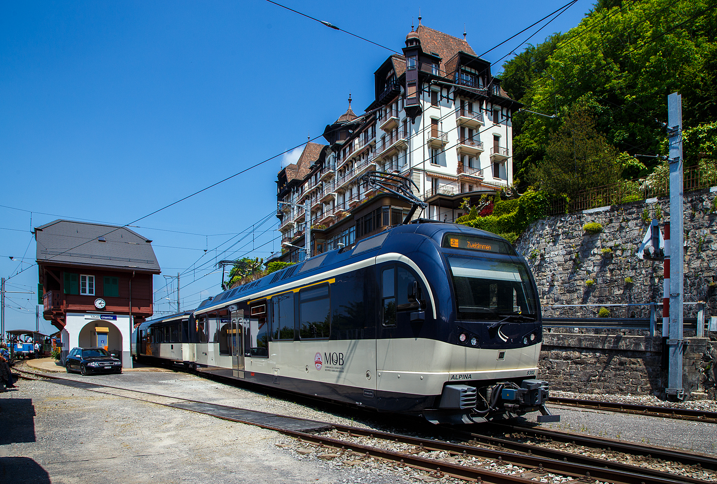 Gef�hrt von dem Panorama-Steuerwagen Ast 151hat  der MOB Regionalzug (R 2220) von Montreux nach Zweisimmen am 27. Mai 2023 den Bahnhof Chamby erreicht. Geschoben wurde der f�nfteilige Zug vom MOB ALPINA ABe 4/4 9302 „Chateau-d'Oex“. Die Zugkonfiguration bestand aus Ast 15, B ???, Bs 236, BD 204 und dem ALPINA ABe 4/4 9302. Im Fahrplan wir der Zug als Panoramic Express (PE 2220) gef�hrt, aber am Zug wird nur R nach Zweisimmen angezeigt.

Die vier von Stadler 2016 gebauten MOB ALPINA Meterspur Doppeltriebwagen ABe 8/8 9000 sind modular einsetzbar. Ein Triebzug besteht jeweils aus einem Be 4/4 9200er und einem ABe 4/4 9300er Triebwagen. So k�nnen sie, wie hier auch einzeln mit 4 vorgestellten (oder angehangenen) Wagen eingesetzt werde. F�r einen l�ngeren Zug mit bis zu neun Zwischenwagen br�uchte es einen f�hrenden zweiten ALPINA (z.B. den zugh, Be 4/4 9202).

TECHNISCHE DATEN (Einzeltriebwagen ABe 4/4):
Anzahl Fahrzeuge: 4 
Inbetriebsetzung: 2016
Spurweite: 1.000 mm (Meterspur)
Achsanordnung: Bo’Bo’ 
L�nge �ber Kupplung: 20.460 mm
Fahrzeugbreite: 2.650 mm
Fahrzeugh�he: 3.850 mm
Drehzapfenabstand:12.830 mm
Achsstand im Drehgestell: 2.000 mm
Treibraddurchmesser (neu): 810 mm
H�chstgeschwindigkeit: 100 km/h
Dauerleistung am Rad: 1.020 kW
Maximalleistung am Rad: 1.400 kW
Anfahrzugkraft: 300 kN (bis 35 km/h)
Speisespannung: 960 V DC (Gleichstrom)
Maximale Anfahrtsbeschleunigung: 1,2 m/s�
Maximale Bremsverz�gerung: 1,33 m/s�
Kleister befahrbarer Gleisbogen: R = 47 m
Sitzpl�tze: 1. Klasse 18 / 2. Klasse 23 
Fu�bodenh�he: Niederflur 400 mm / Hochflur 1.040 mm
Einstiegbreite: 1.300 mm
Kasten-L�ngsdruckkraft: 800 kN

Quelle: Stadler Rail