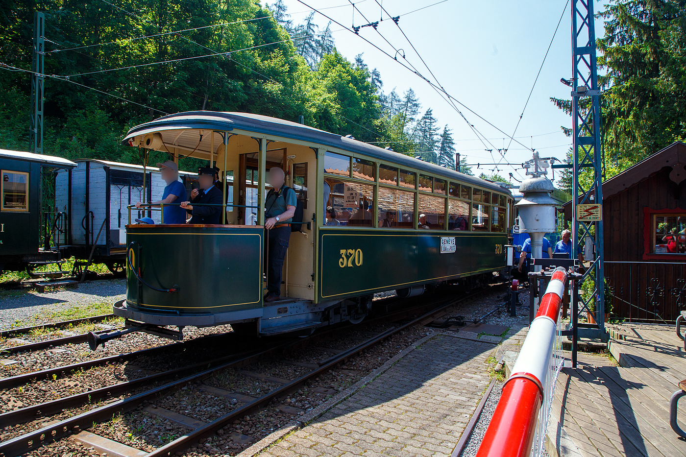 Geschoben vom Triebwagen TL Ce 2/3 28, der vierachsige Stra�enbahn-Beiwagen CGTE C⁴ 370 der ehemaligen Compagnie Genevoise des Tramways Electriques (Stra�enbahn Genf) am 27 Mai 2023 im Museum Chaulin der Museumsbahn Blonay–Chamby.

Der C⁴ Beiwagen mit zwei offenen Plattformen wurde 1920 von SIG in Neuhausen am Rheinfall gebaut. Etwa zehn dieser baugleichen Wagen waren bei der CGTE im Einsatz. Nur wenige Tramnetze in der Schweiz hatten zu dieser Zeit Fahrzeuge dieser Dimensionen im Umlauf. Konvois eines Triebwerks mit zwei Anh�ngern f�hrten viele St�dter zu Ausfl�gen in die Genfer Landschaft, insbesondere nach Hermance oder Chancy. In den 1950/60er Jahren wurde fast das gesamte Genfer Netz durch Stra�endienste (Bus bzw. Trolleybus) ersetzt. Bis 1969 schrumpfte das Netz auf die etwa acht Kilometer lange Tramstrecke der Linie 12 (Moillesulaz–Carouge). Der Beiwagen 370 wurde 1973 an Blonay-Chamby verkauft.

Die Gleise der letzten verbliebenen Tramlinie wurden 1978 unter der �neuen� TPG erneuert. Und seit 1995 befindet sich das Genfer Netz wieder im Ausbau, aktuell sind es �ber 36 km Streckl�nge.

TECHNISCHE DATEN des Beiwagens.
Spurweite: 1.000 mm (Meterspur)
Anzahl der Achsen: 4 in zwei Drehgestellen
L�nge �ber Kupplung: 13.300 mm
Breite: 2.200 mm
Drehzapfenabstand: 6.500 mm
Achsabstand im Drehgestell: 1.350 mm
Dienstgewicht: 11,1 t
Sitzpl�tze: 34 (3.Klasse)
Stehpl�tze: 47
