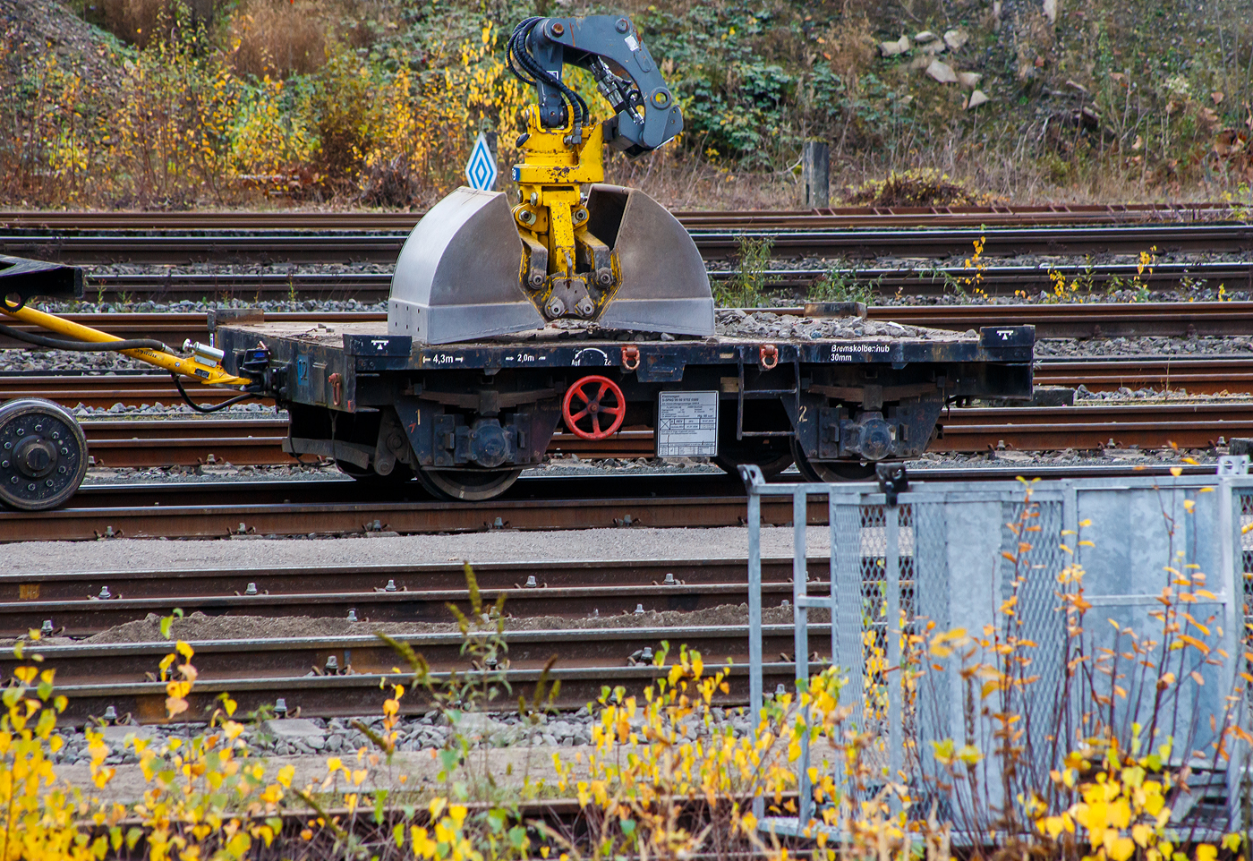 Gleiskraftwagenanhänger GKW-A, Kleinwagen Nr. D-SPAG 99 80 9752 0360, der SPITZKE SE (Niederlassung Bochum) an einem ZW-Bagger am 13 November 2025 im Rangierbahnhof Betzdorf/Sieg.

TECHNISCHE DATEN:
Spurweite: 1.435 mm (Normalspur)
Länge über Kupplung: 4.300 mm
Achsabstand: 2.000 mm
Laufraddurchmesser: 560 mm
Eigengewicht: 3,4 t
Nutzlast: 8 t
Zul. Geschwindigkeit (Hg): 60 km/h
