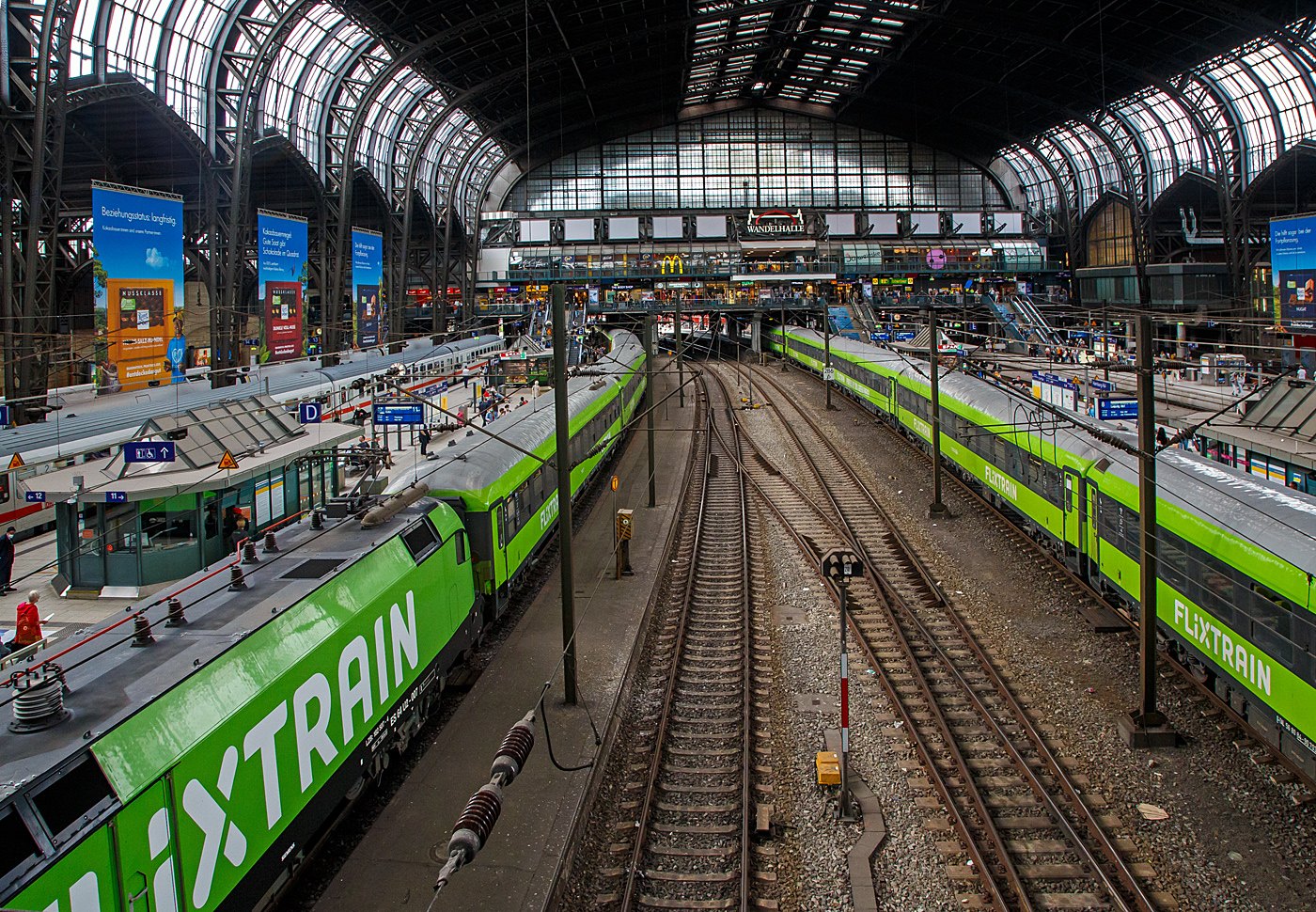 Hamburg Hauptbahnhof am 16 Mai 2022, hier sind gleich zwei FlixTrain eingefahren, links der FlixTrain FLX 20 von Hamburg, via Bremen, Münster und Düsseldorf nach Kön Hbf, rechts der FlixTrain FLX 35 von Hamburg, via Berlin nach Leipzig Hbf.