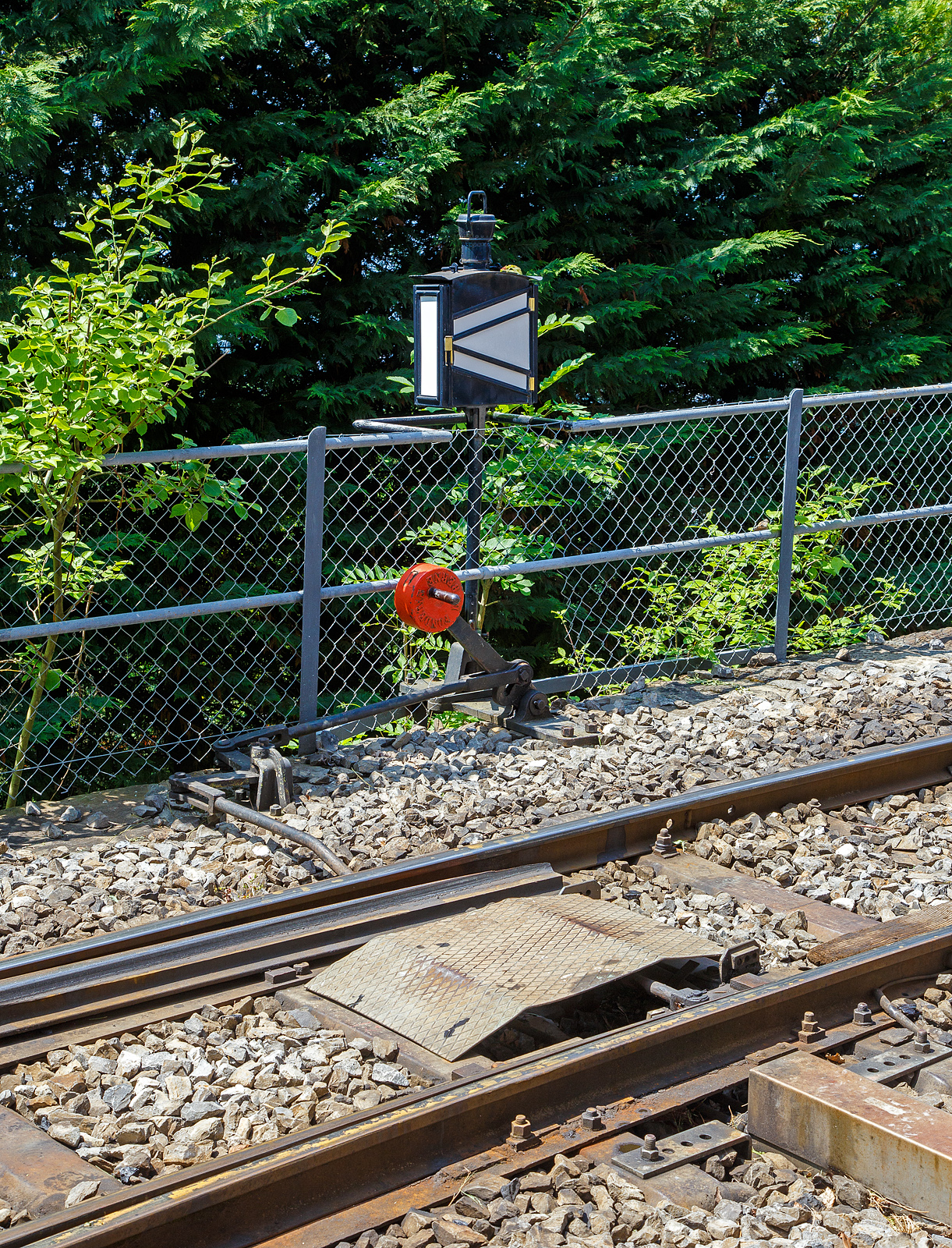 Handweichenhebel mit Laterne beim der Bahnhof Chamby am 27.05.2023, der Weiche Abzweig Strecke Blonay–Chamby (KBS 115) zum Abstellgleis.