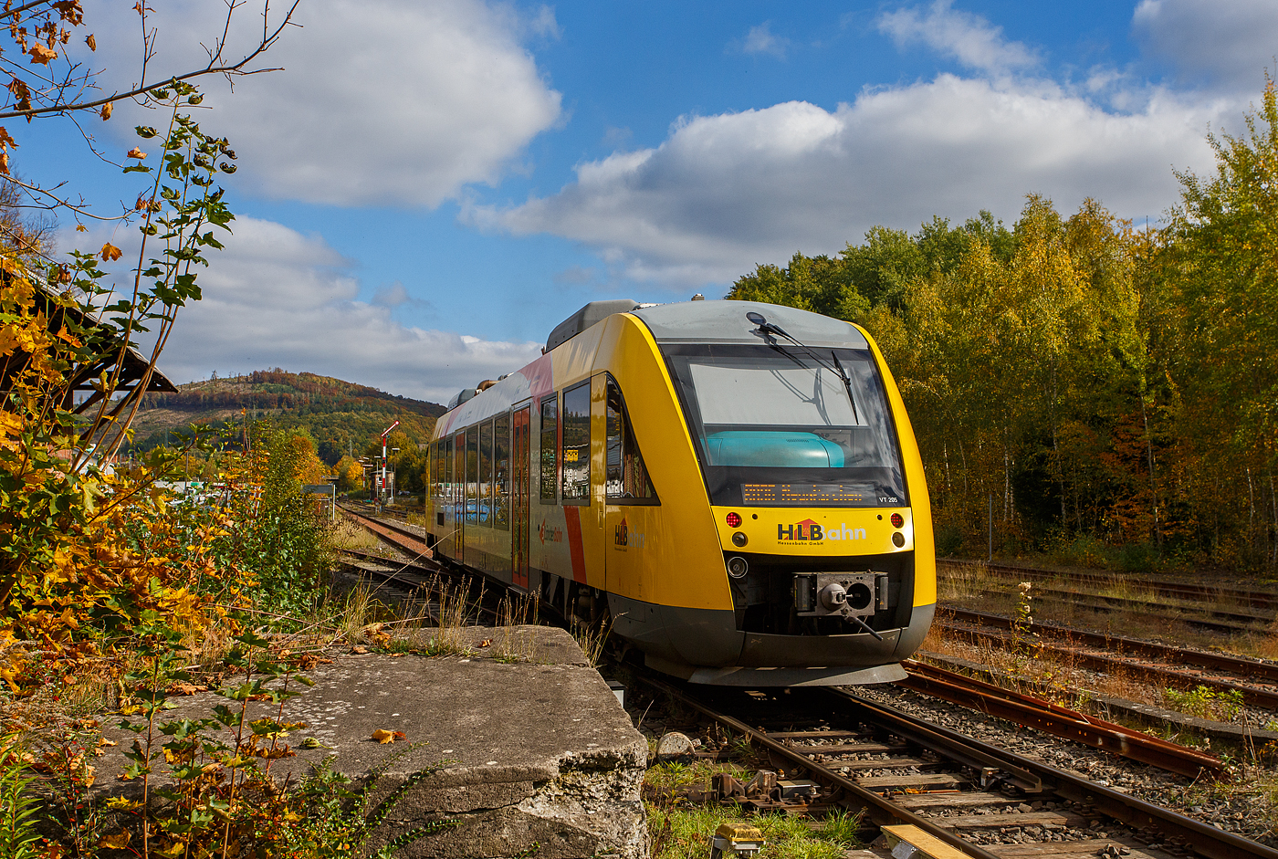 Herbst im Hellertal, der VT 205 ABp (95 80 0640 105-2 D-HEB), in Alstom Coradia LINT 27 der HLB (Hessische Landesbahn) / 3LänderBahn, verlässt am 14 Oktober 2025, als RB 96  Hellertalbahn“ (Betzdorf – Herdorf – Neunkirchen/Siegerland), den Bahnhof Herdorf und fährt weiter in Richtung Neunkirchen/Siegerland.

Der LINT 27 wurde 2004 von ALSTOM Transport Deutschland GmbH (vormals LHB - Linke-Hofmann-Busch GmbH) in Salzgitter-Watenstedt unter der Fabriknummer 1187-005 gebaut und als VT 205 an die vectus Verkehrsgesellschaft mbH geliefert. Mit dem Fahrplanwechsel zum Dezember 2014 wurden alle Fahrzeuge der vectus von der HLB übernommen.