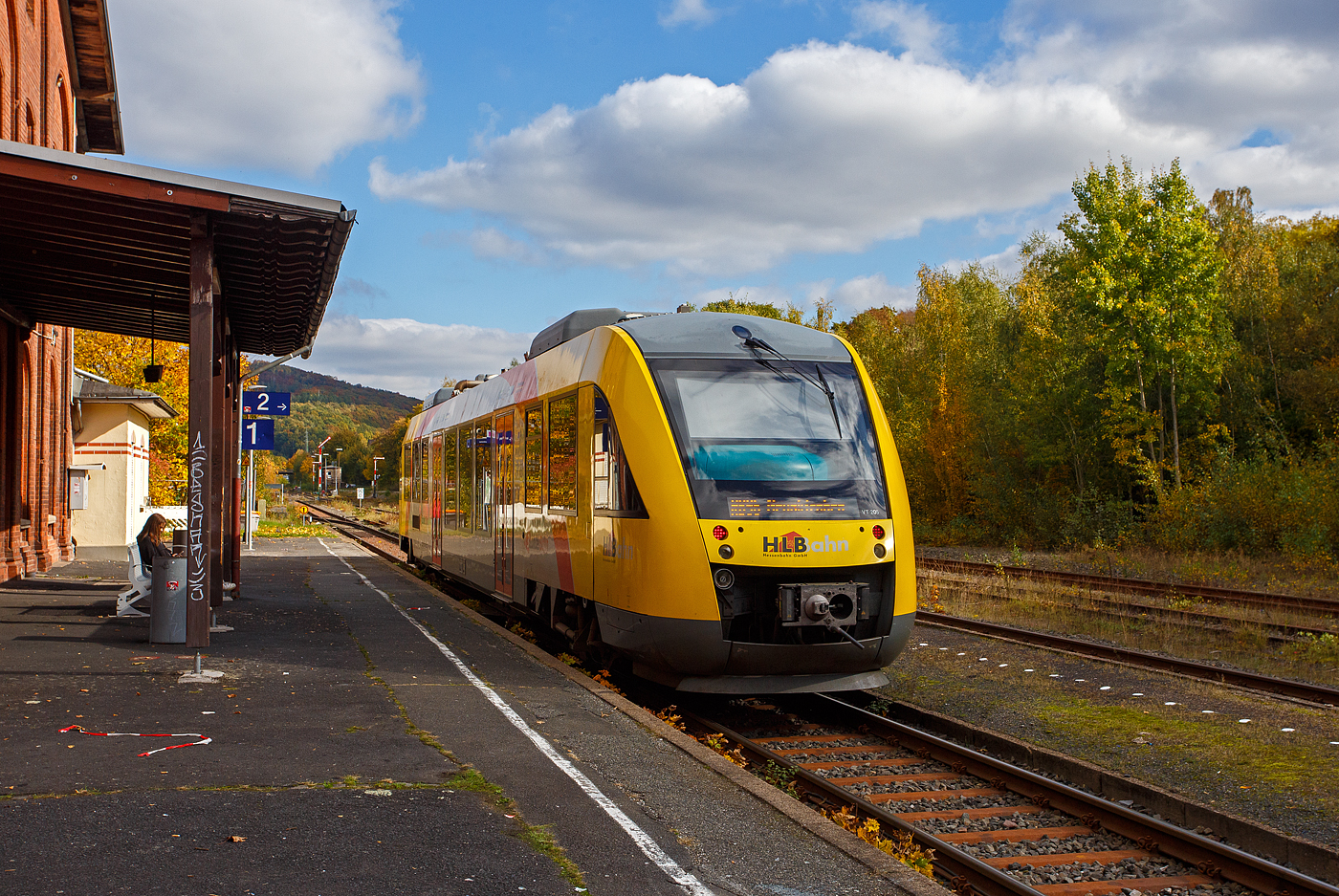 Herbst im Hellertal, der VT 205 ABp (95 80 0640 105-2 D-HEB), in Alstom Coradia LINT 27 der HLB (Hessische Landesbahn) / 3LänderBahn, hat am 14 Oktober 2025, als RB 96  Hellertalbahn“ (Betzdorf – Herdorf – Neunkirchen/Siegerland), den Bahnhof Herdorf erreicht.

Der LINT 27 wurde 2004 von ALSTOM Transport Deutschland GmbH (vormals LHB - Linke-Hofmann-Busch GmbH) in Salzgitter-Watenstedt unter der Fabriknummer 1187-005 gebaut und als VT 205 an die vectus Verkehrsgesellschaft mbH geliefert. Mit dem Fahrplanwechsel zum Dezember 2014 wurden alle Fahrzeuge der vectus von der HLB übernommen.