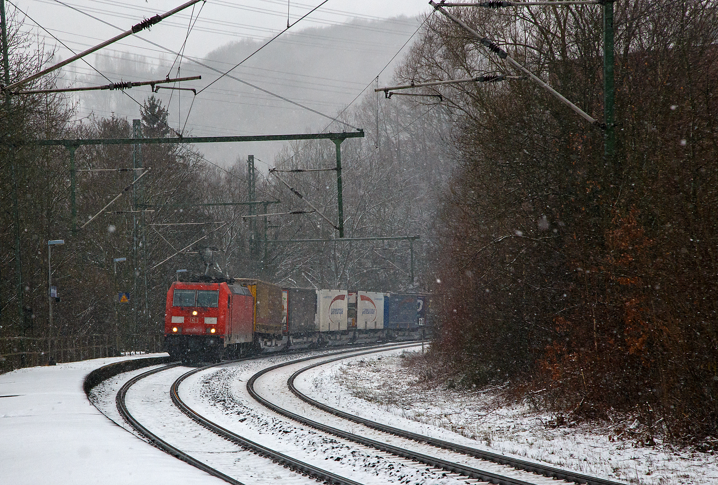 Heute hat es etwas geschneit und es schneit noch....
Die 185 270-6 (91 80 6185 270-6 D-DB) der DB Cargo AG fährt am 19.01.2023 mit einem KLV-Zug durch Scheuerfeld/Sieg in Richtung Siegen.

Die 185.2 (TRAXX F140 AC2) wurde 2009 bei Bombardier in Kassel unter der Fabriknummer 34690 gebaut.
