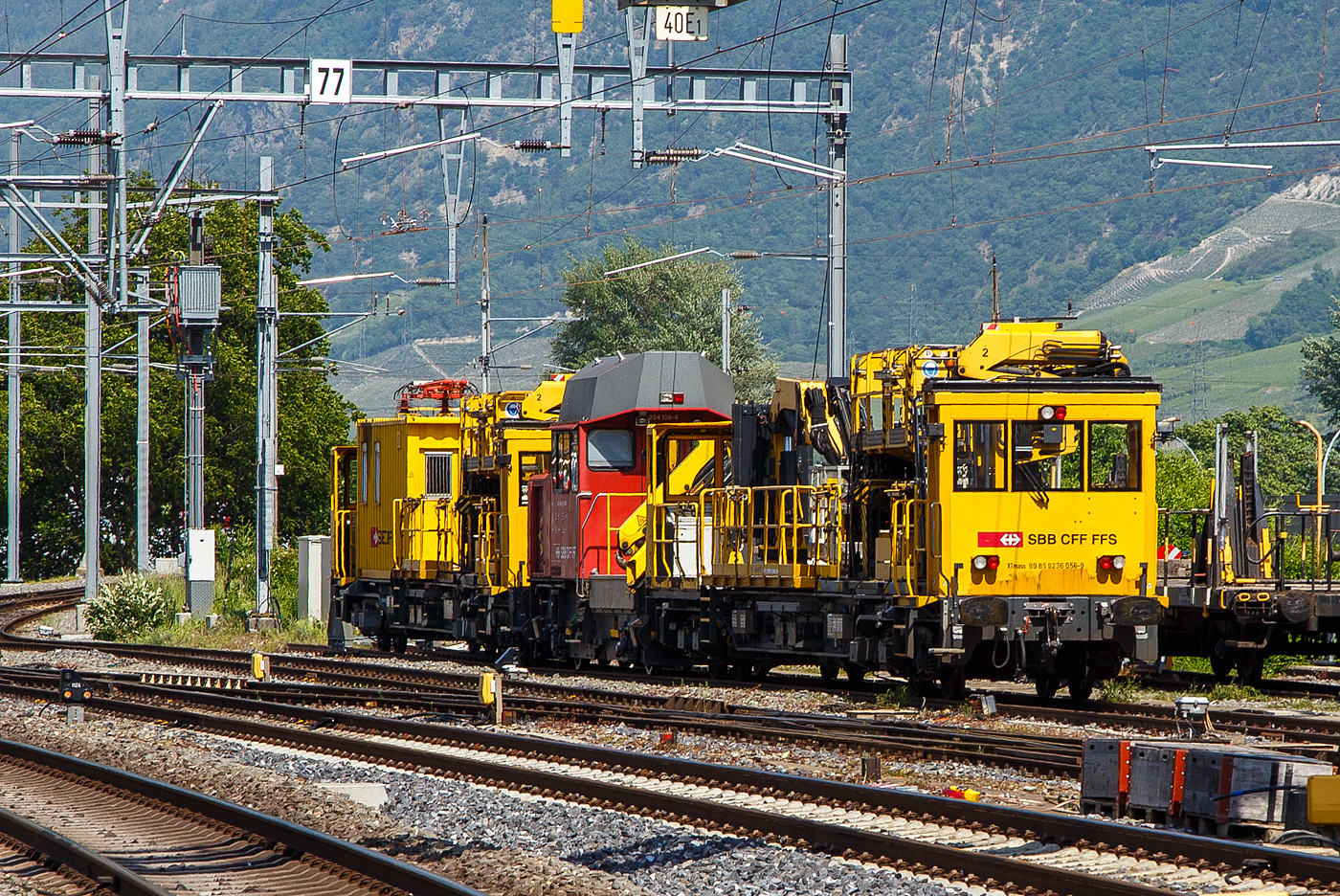 Hier näherheran geholt...
Fahrleitungsmontagewagen der SBB Infrastruktur abgestellt am 26.05. 2023 beim Bahnhof Martigny. Vorne der SBB Kranwagen “KRANI” , XTmass 99 85 9236 056-9 CH-SBBI, dahinter eine Tm 234 „Ameise“ und hinten ein Hubbühnenfahrzeug “HUBI” XTmass 99 85 9231 xxx-x CH-SBBI.