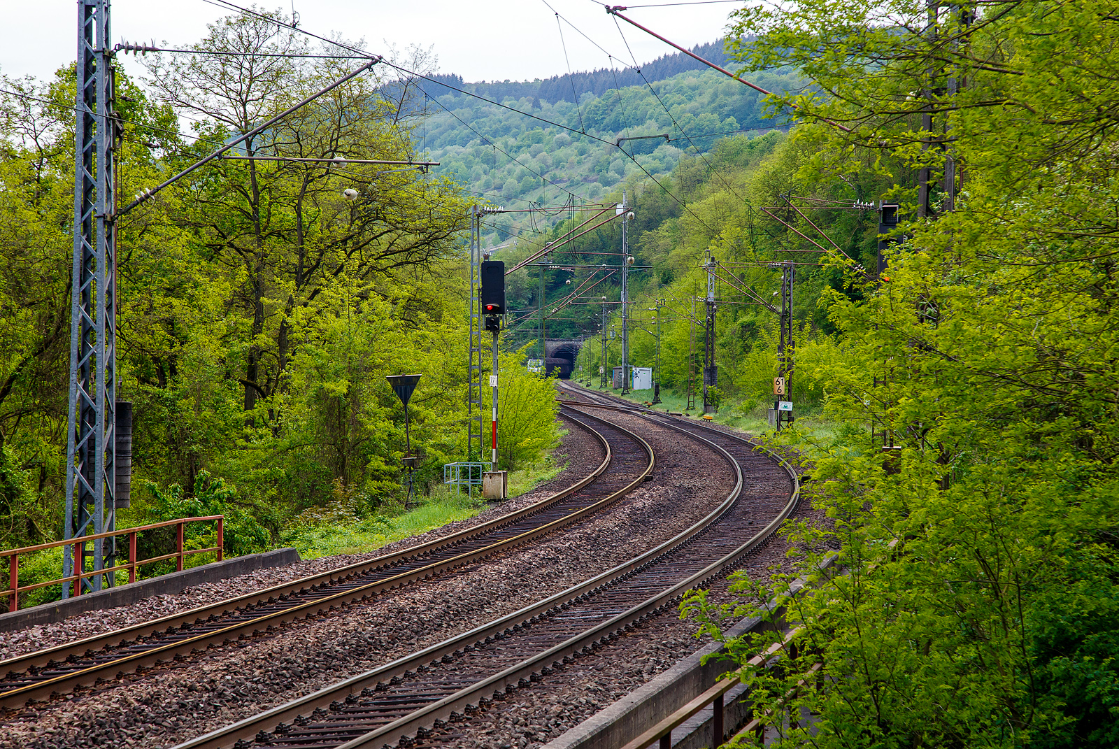 Hier will ich weniger die Railpool 185 689-7 mit dem Güterzug zeigen, die am 29.04.2019 gerade den 504 m langen Reilerhals-Tunnel verlässt, sondern die Situation der Moselstrecke (KBS 690) bei Pünderich. 

In der Bildmitte der Abzweig nach links auf die Moselweinbahn (KBS 691) nach Traben-Trarbach, den man von Trier aus (wie die Lok hier) nicht ohne Vorbeifahrt und Richtungswechsel fahren könnte. Normal biegt hier auch nur die  RB 85  Moselweinbahn  von Bullay nach Traben-Trarbach ab. Kurz hinter dem Abzweig liegt der ehem. Pbf Pünderich DB an dem aber nicht mehr gehalten wird.

Hier im Bildvordergrund beginnt dann der 786 m lange Pündericher Hangviadukt, der längste Hangviadukt in Deutschland. Unmittelbar am nördlichen Ende des Viaduktes beginnt der 459 m lange Prinzenkopftunnel.