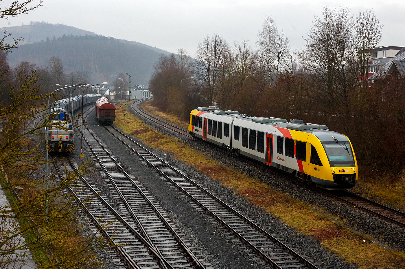 Hochbetrieb in Herdorf am 22 Januar 2025: Der VT 266 (95 80 0648 166-6 D-HEB / 95 80 0648 656-6 D-HEB), ein Alstom Coradia LINT 41 der HLB (Hessische Landesbahn), ex Vectus VT 266, erreicht mit ca. 10 minütiger Verspätung, als RB 96 (HLB61782) „Hellertalbahn“ Neunkirchen(Kr Siegen) – Herdorf – Betzdorf(Sieg), den Bahnhof Herdorf. Links am KSW-Rangierbahnhof (Betriebsstätte FGE -Freien Grunder Eisenbahn) steht die KSW 47 (92 80 1271 027-5 D-KSW), ex D 2 der HFM, eine Vossloh G 1000 BB der KSW (Kreisbahn Siegen-Wittgenstein), mit einem Coilzug.

Der Alstom Coradia LINT 41 wurde 2004 von der ALSTOM Transport Deutschland GmbH (ex LHB) in Salzgitter-Watenstedt unter der Fabriknummer 1188-016 für die vectus Verkehrsgesellschaft mbH gebaut, mit dem Fahrplanwechsel am 14.12.2014 wurden alle Fahrzeuge der vectus Eigentum der HLB.
