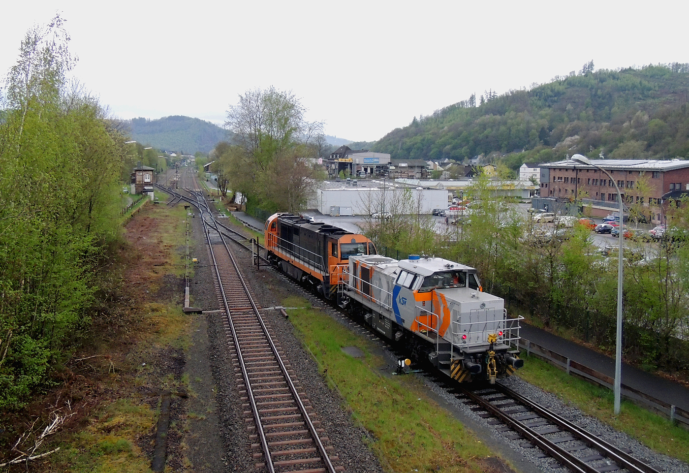 Hochbetrieb in Herdorf am 23 April 2025:
Nach getaner Arbeit fahren nun die beiden Loks der KSW (Kreisbahn Siegen-Wittgenstein) die KSW 43 (92 80 1273 018-2 D-KSW) die asymmetrische Vossloh G 2000 BB und die KSW 47 (92 80 1271 027-5 D-KSW), ex D 2 der HFM, eine Vossloh G 1000 BB, geneinsam als Lokzug vom KSW-Rangierbahnhof (Betriebsstätte FGE - Freien Grunder Eisenbahn) wieder zurück in Richtung Betzdorf/Sieg. 