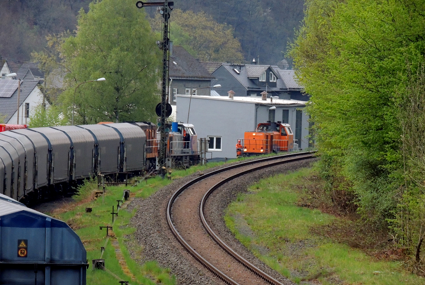 Hochbetrieb in Herdorf am 23 April 2025:
Gleich 3 Loks auf einen Streich, auf dem Rbf der KSW (Kreisbahn Siegen-Wittgenstein) in Herdorf (Betriebsstätte FGE - Freien Grunder Eisenbahn).
Während die KSW 44 (92 80 1271 004-4 D-KSW) nun den Coilzug übernimmt, machen sich die KSW 43 (92 80 1273 018-2 D-KSW) und die KSW 47 (92 80 1271 027-5 D-KSW), geneinsam als Lokzug für die Rückfahrt bereit.